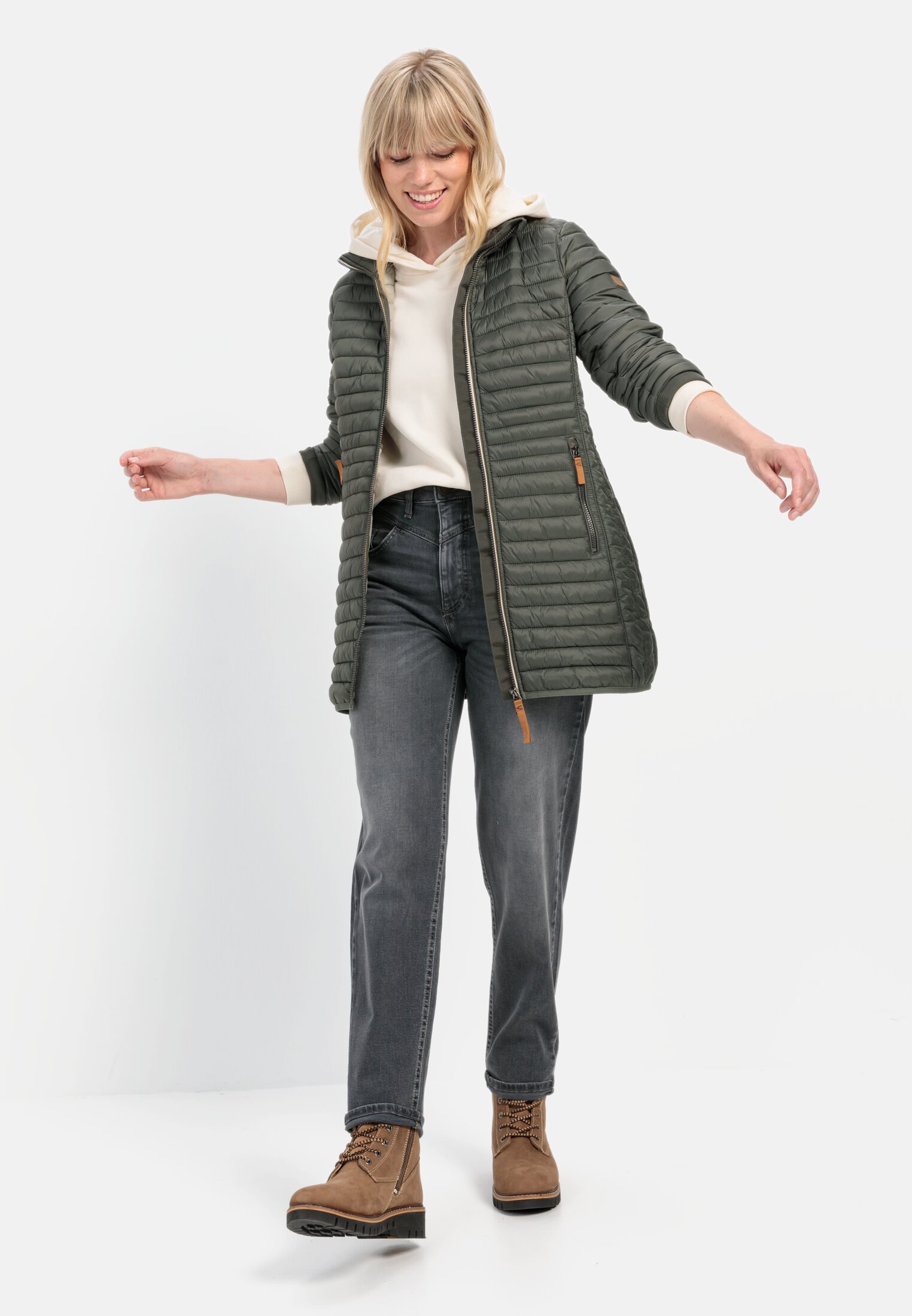Damen Steppjacke aus recyceltem Polyamid Khaki getragen vorne Ganzkörper