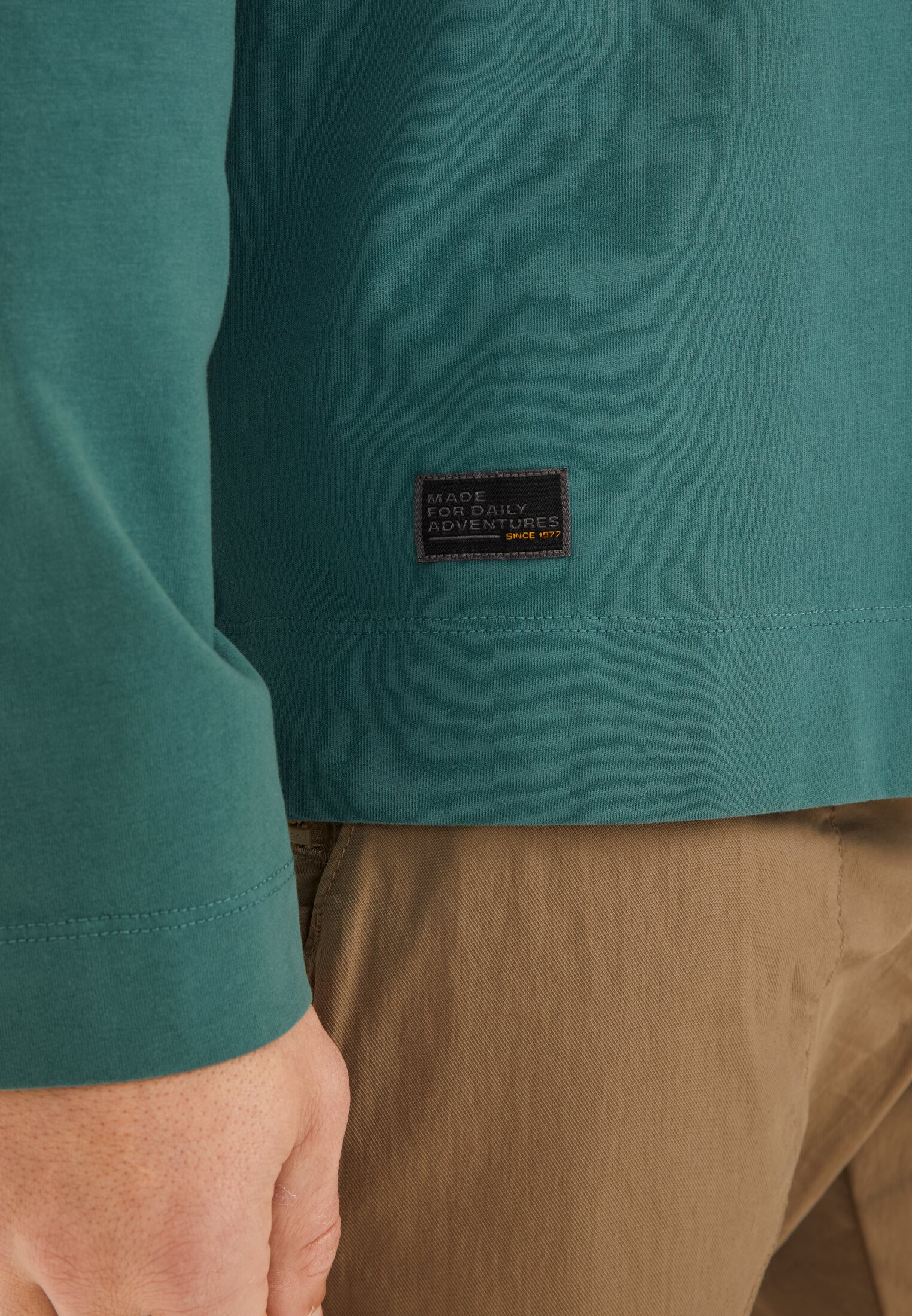Herren Langarm Poloshirt aus reiner Baumwolle Dunkelgrün getragen detailliert nah