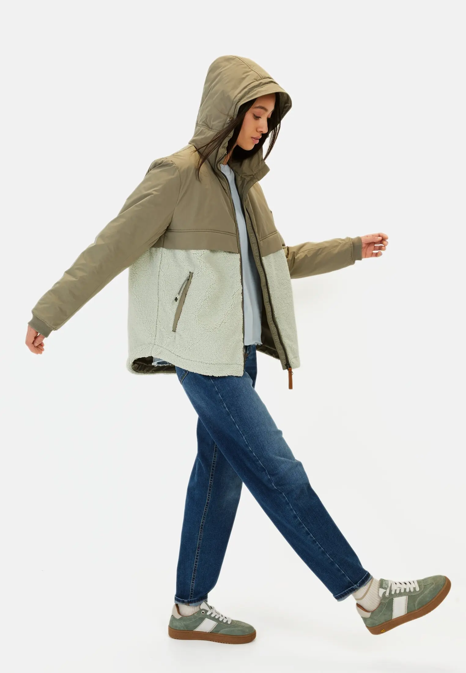 MI_320180-5R24-36_M4-00 Women Teddy jacket with hood Sage worn emotional