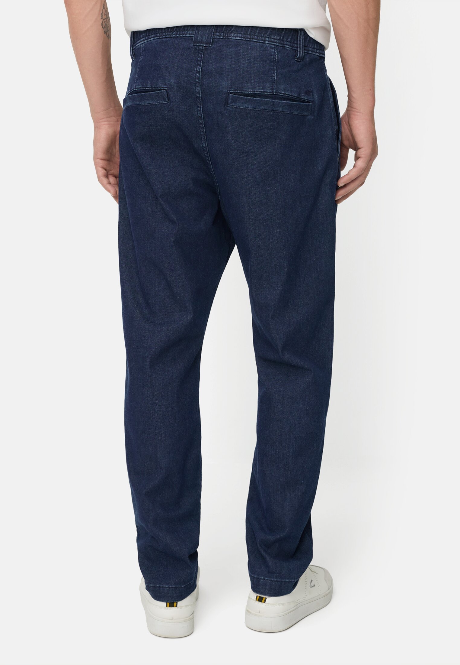 Heren Casual chino met relaxed fit in denimlook gedragen achter