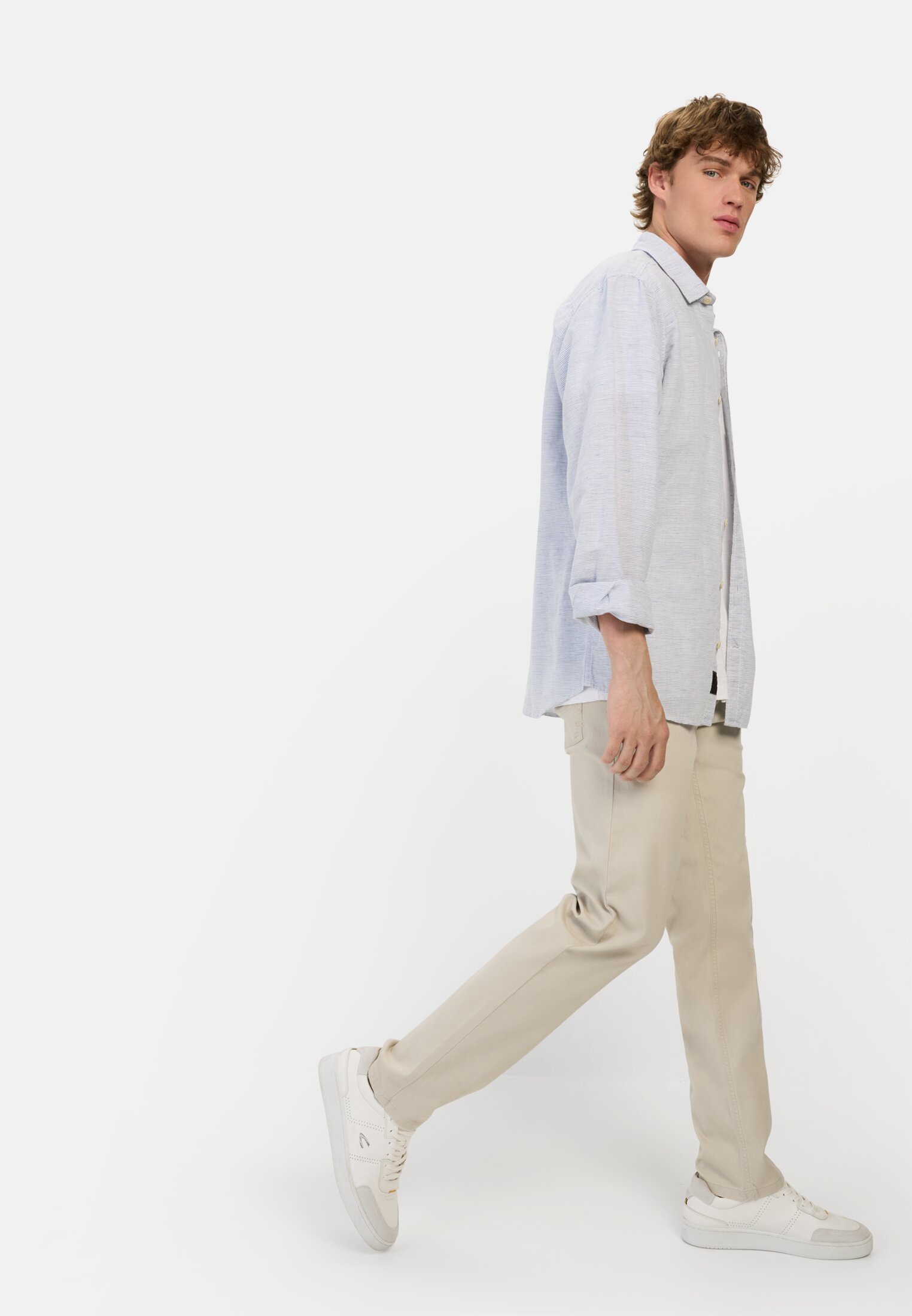 camelactive_Jeans_Beige_488R51-5F77-16_M4 Men Regular Fit 5-pocket trousers Beige worn emotional