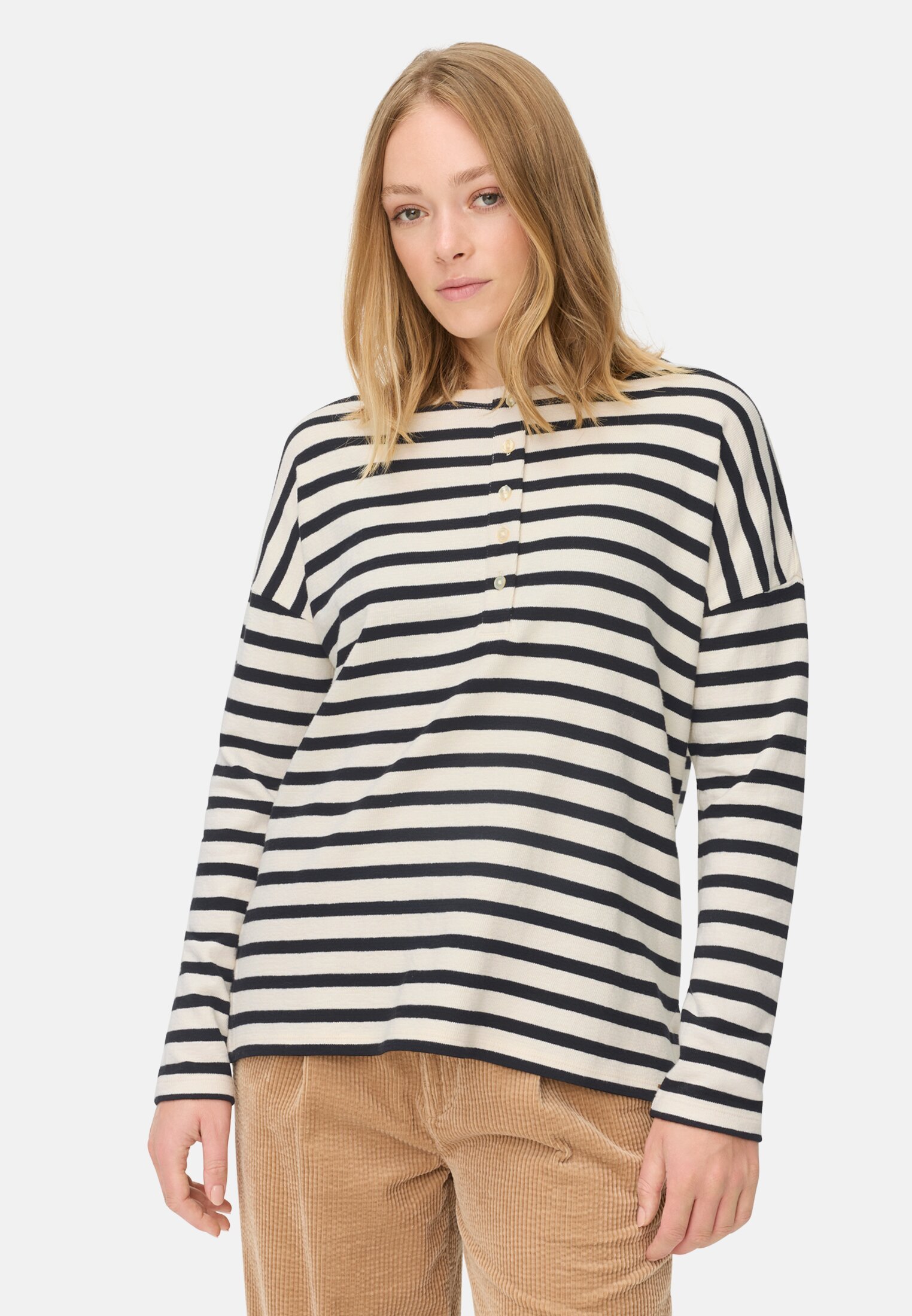 Damen Langarmshirt mit Knopfverschluss Kaviar getragen vorn