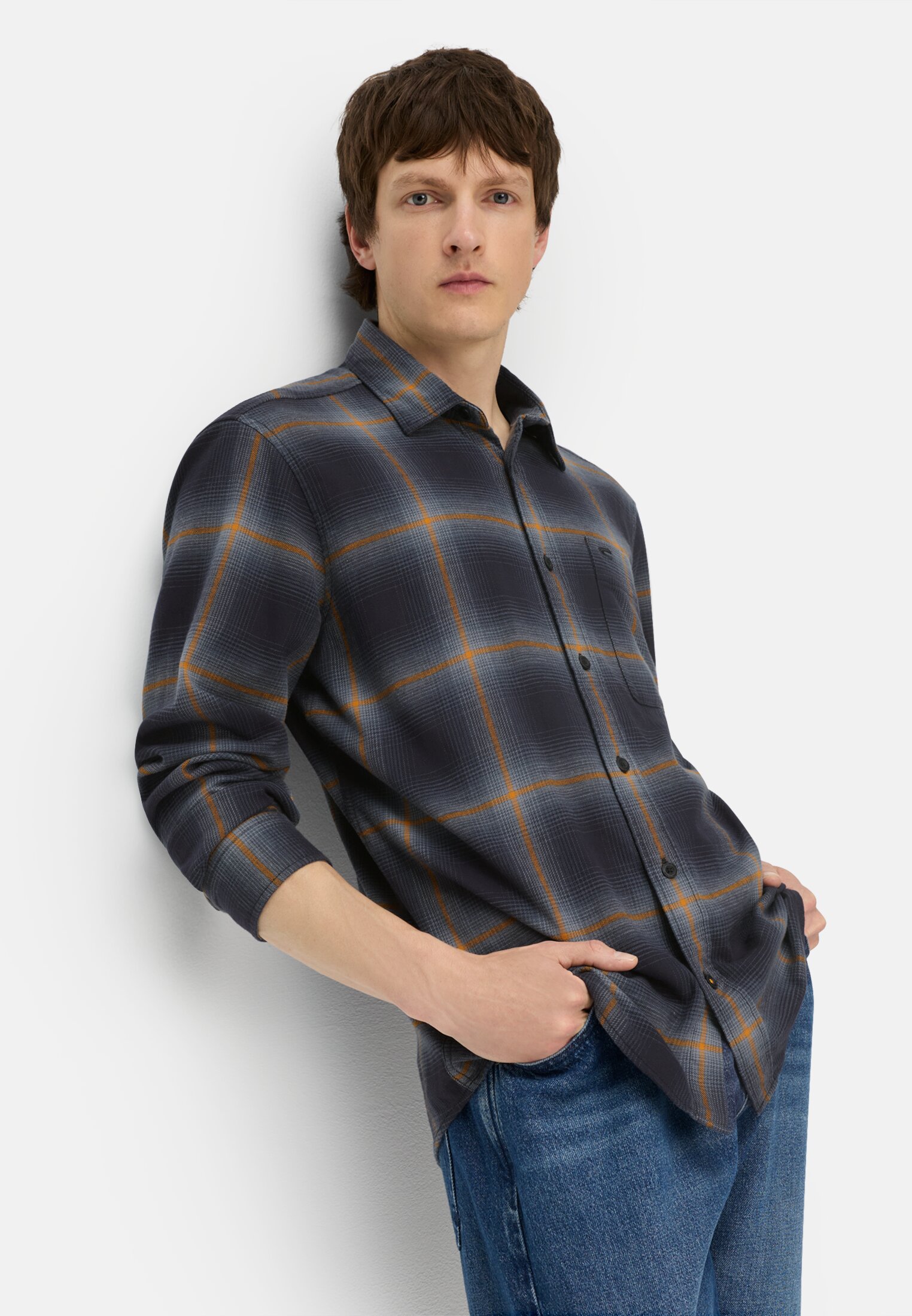 Herren fleXXXactive® Langarmhemd aus leichtem Flanell Navyblau getragen emotional