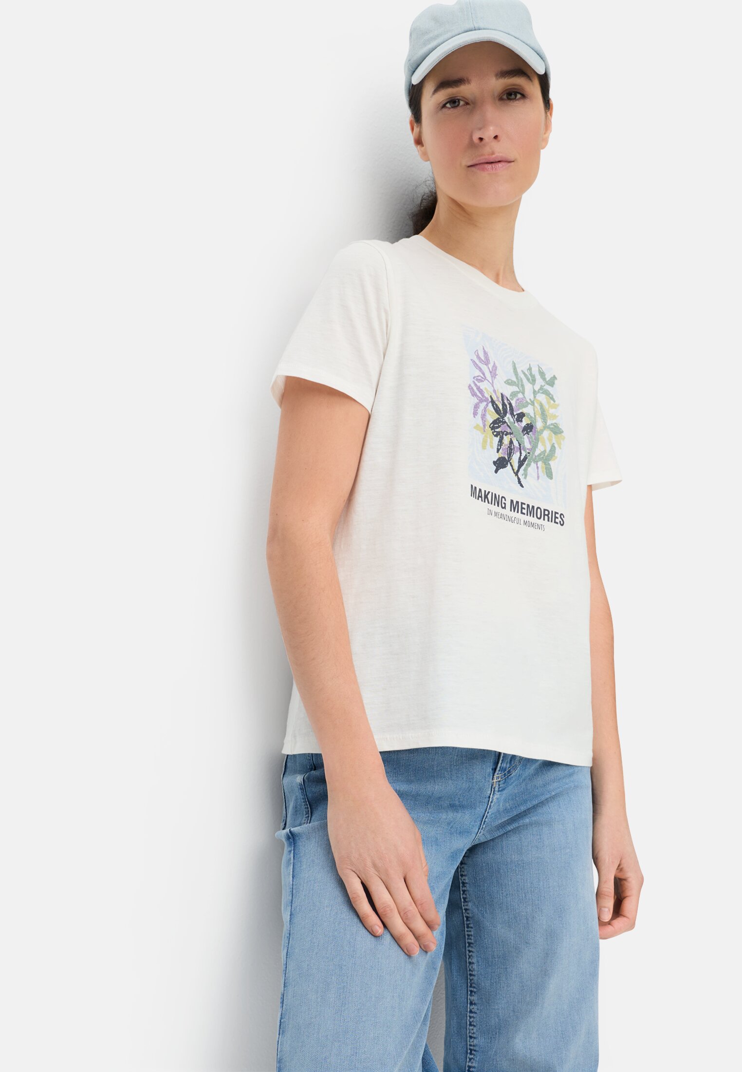 Damen T-Shirt aus reiner Baumwolle Milchweiß getragen emotional