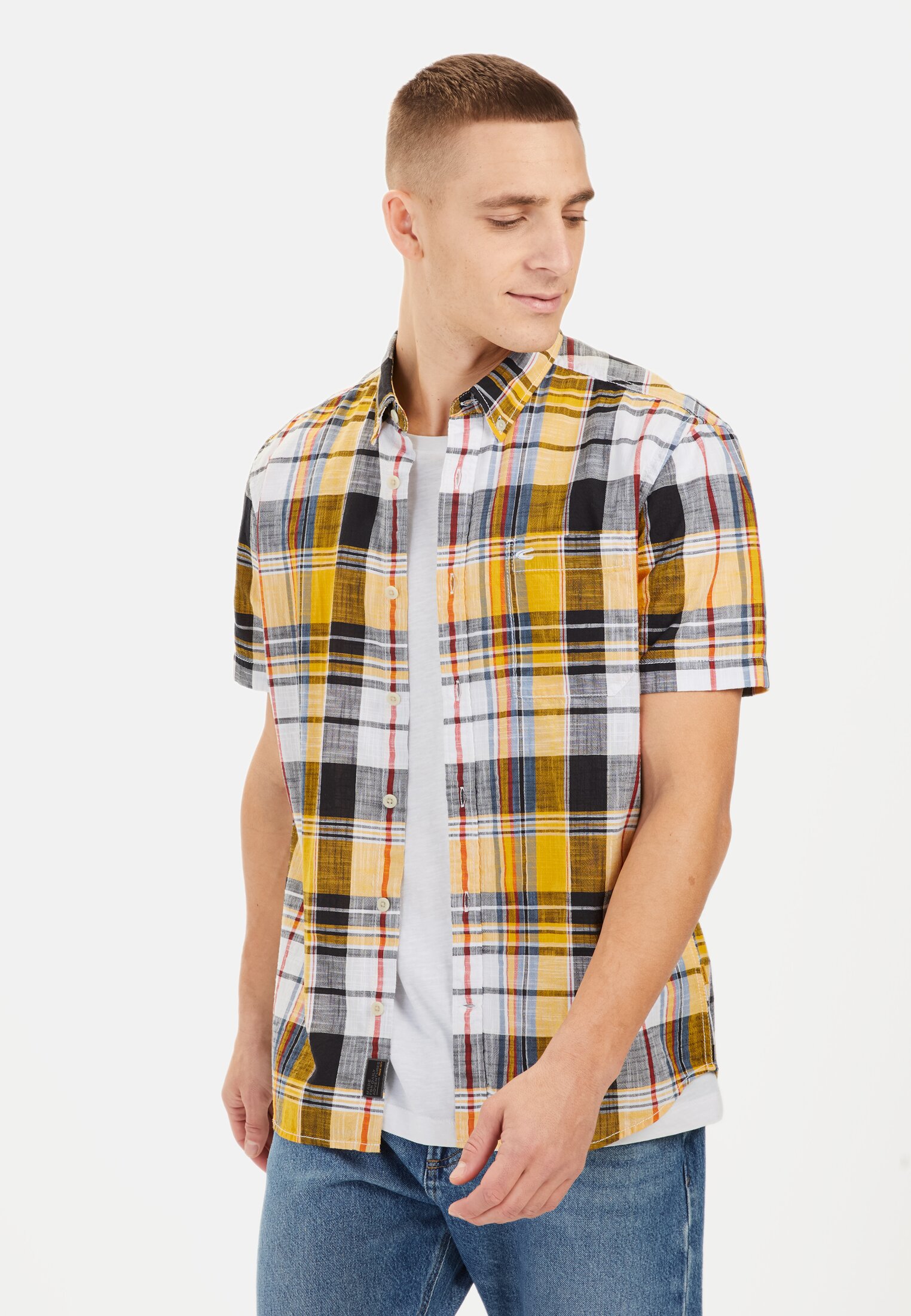 Men Checked short-sleeved shirt with chest pocket Old Gold worn front