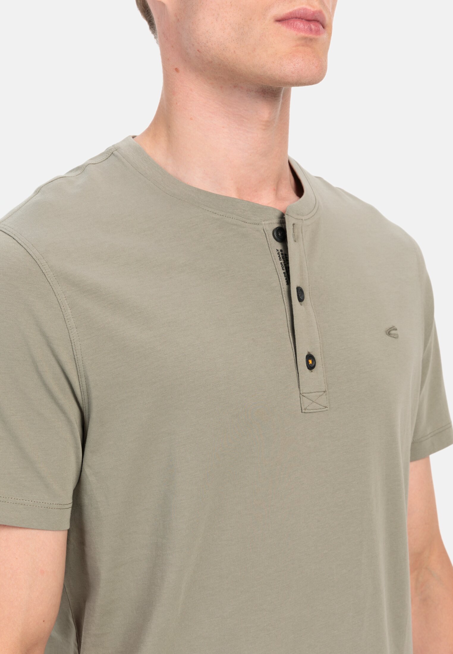 MI_409474-9T04-31_M5-00 Herren Henley Shirt mit kurzem Arm aus reiner Baumwolle Khaki getragen detailliert nah