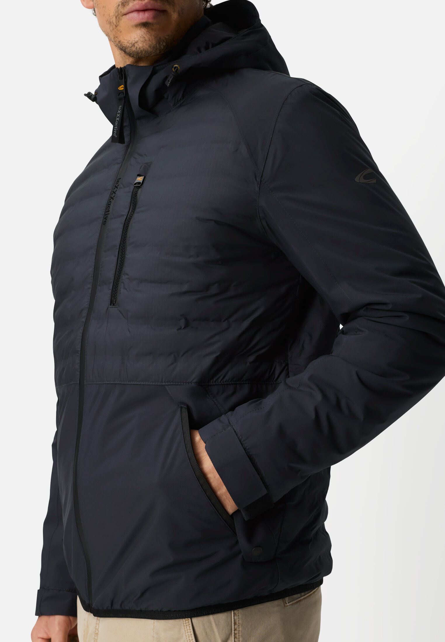 Heren teXXXactive® jas met afneembare capuchon Marineblauw gedragen detail dichtbij  