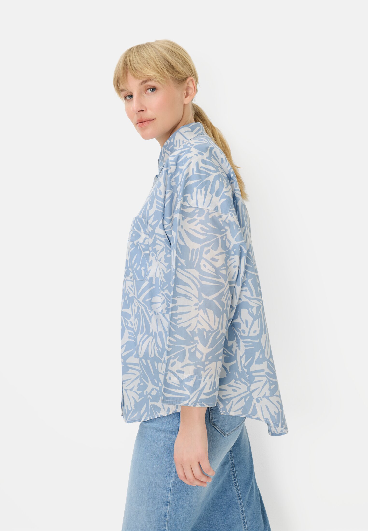 Damen Oversized Langarmbluse mit Knopfleiste Zartes Blau getragen emotional