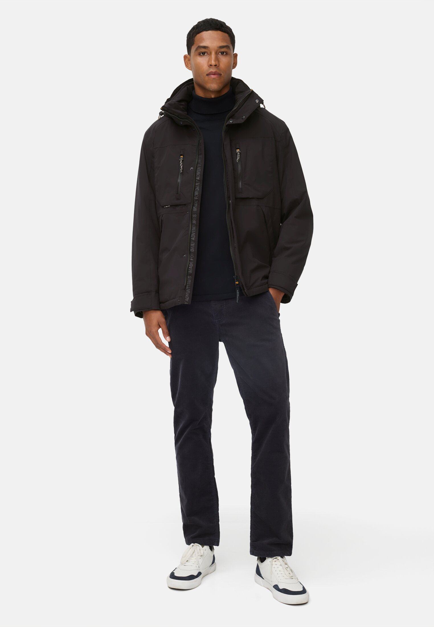 camelactive_Funktionsjacke_Asphalt_420064-6N07-88_M3 Herren teXXXactive® Jacke mit abnehmbarer Kapuze Schwarz getragen vorne Ganzkörper