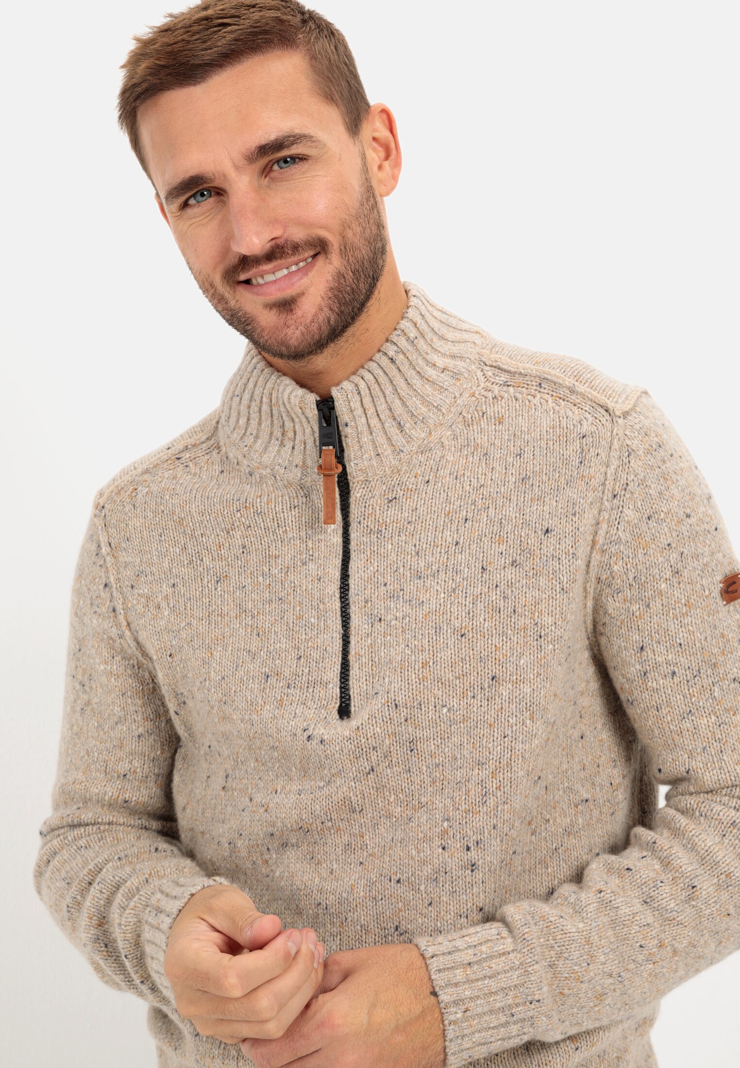 MI_409585-2K39-19_M5-00 Herren Stricktroyer mit Merinowolle Beige Braun getragen detailliert nah