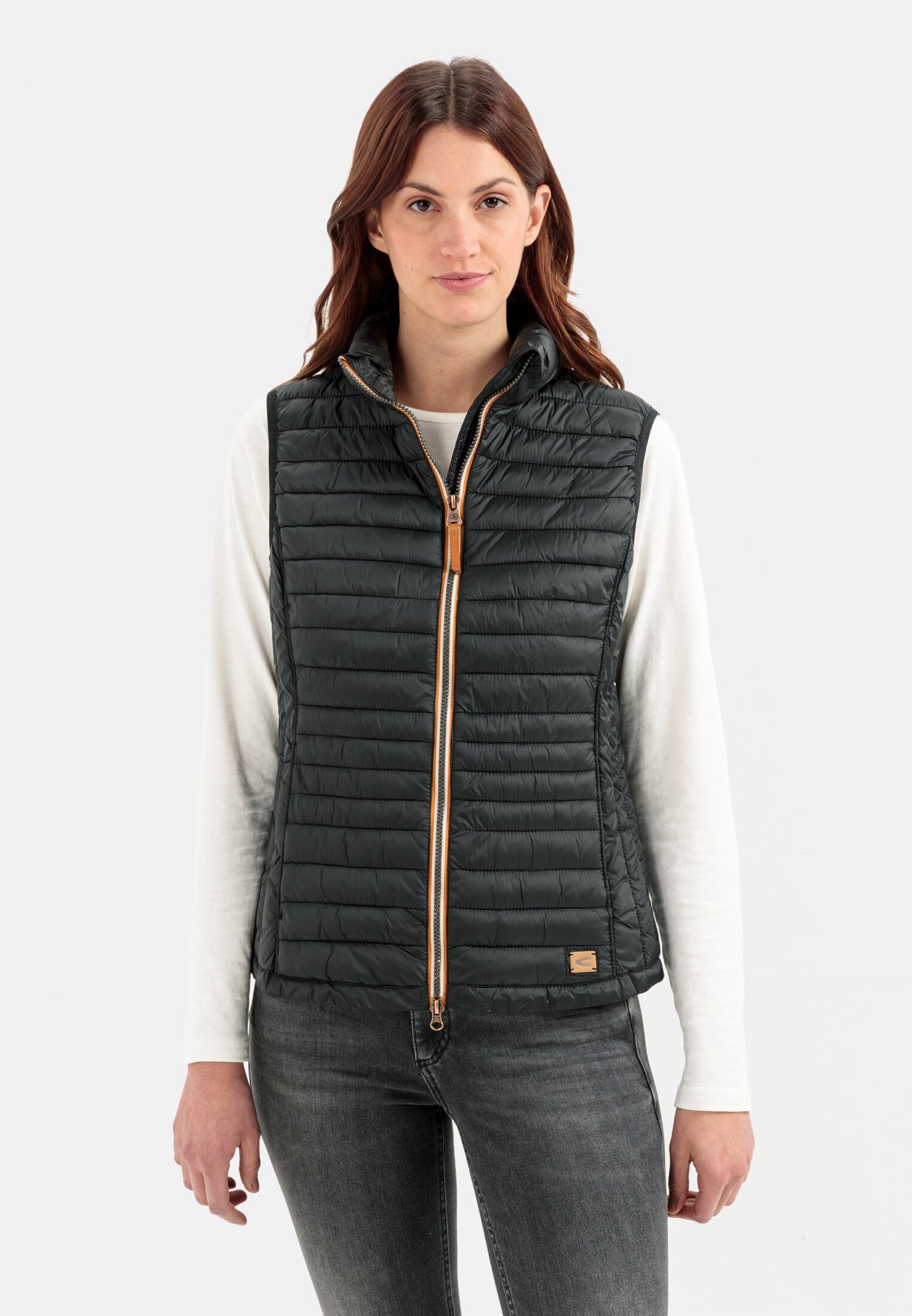 Damen Steppweste aus 100% recyceltem Material Schwarz getragen vorn