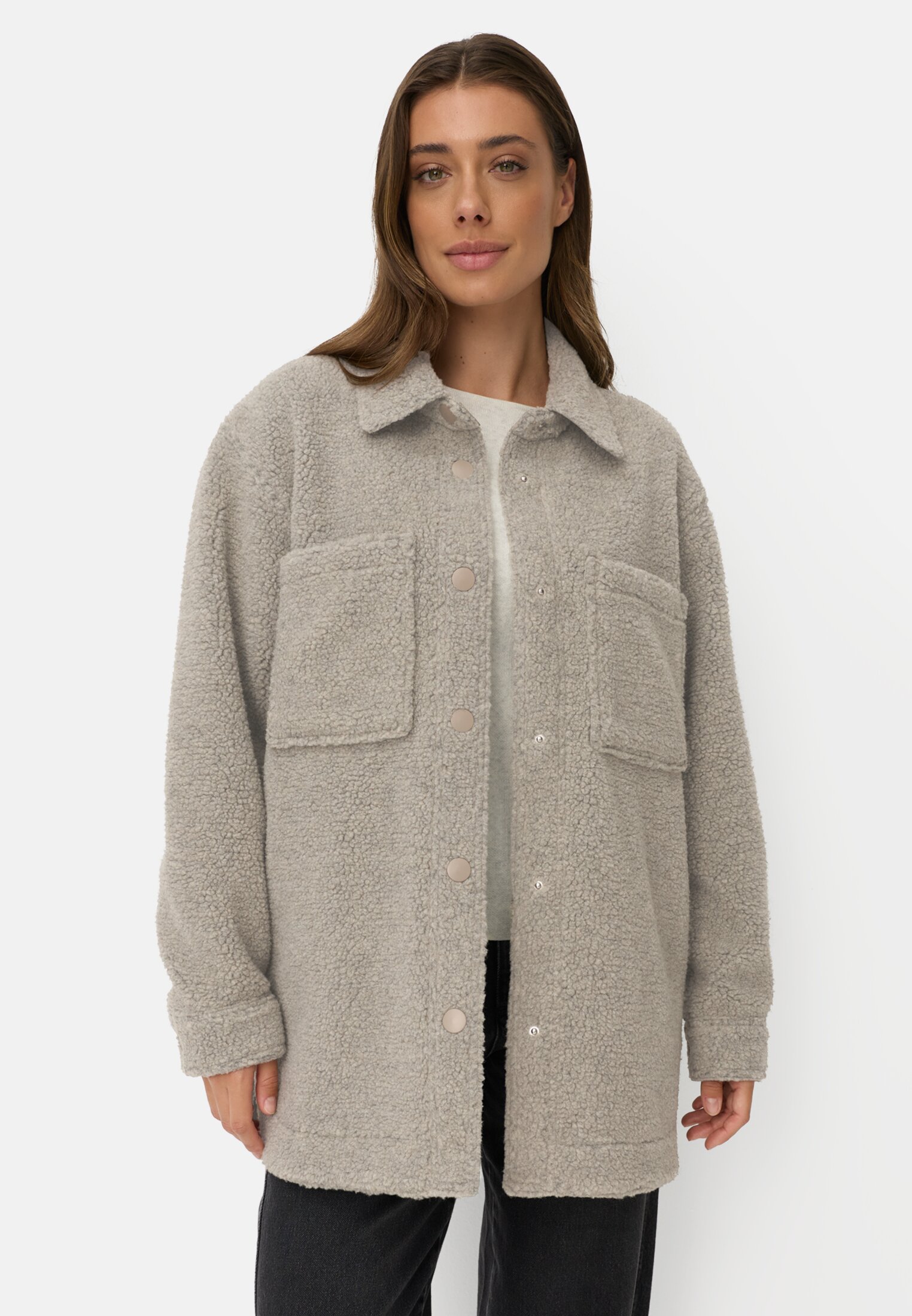 Damen Teddyblazer mit Seitentaschen Beige getragen vorn