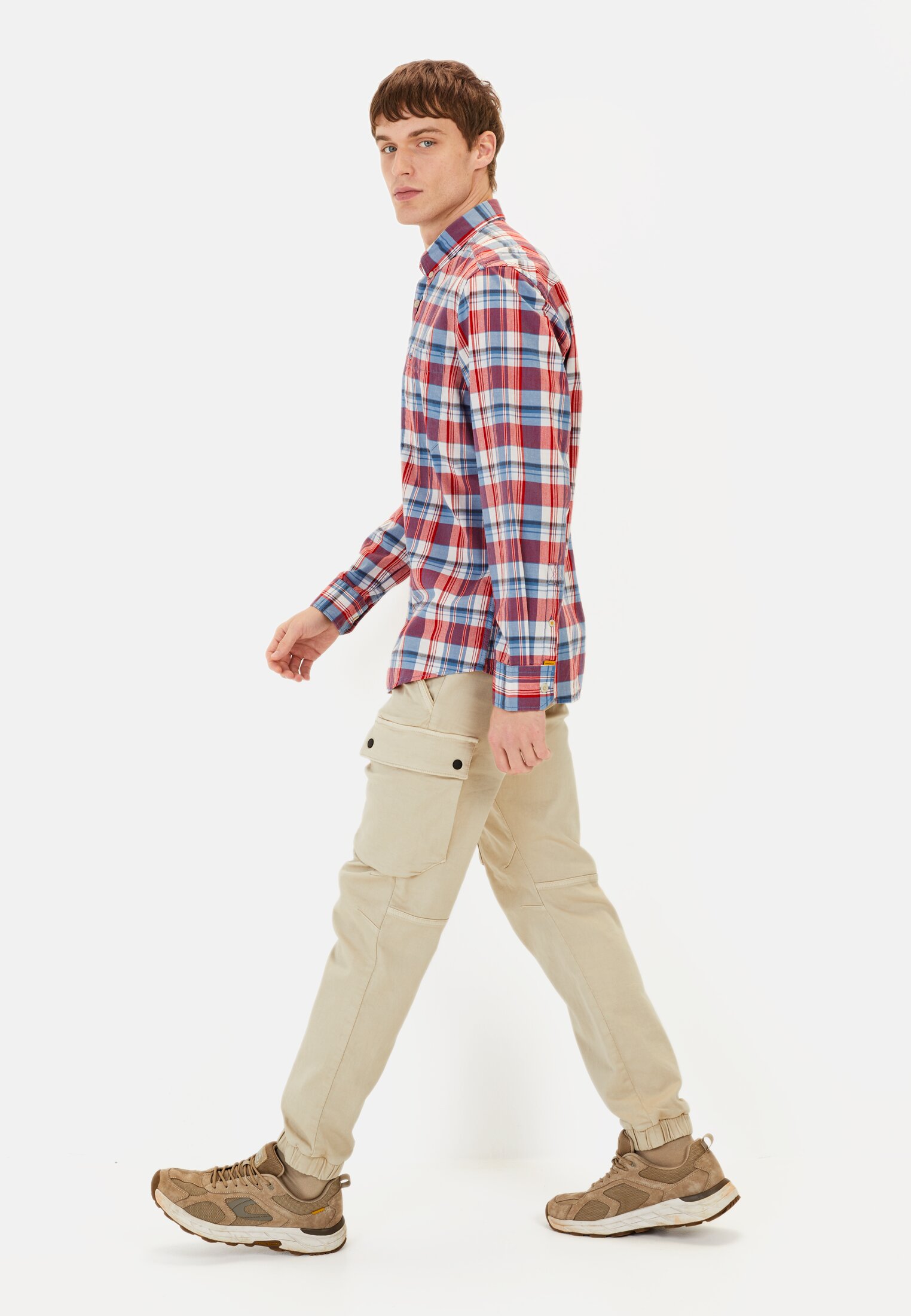 MI_0919F-5S93-55_M4-01 Men Checked long-sleeved shirt with chest pocket Berry red worn emotional