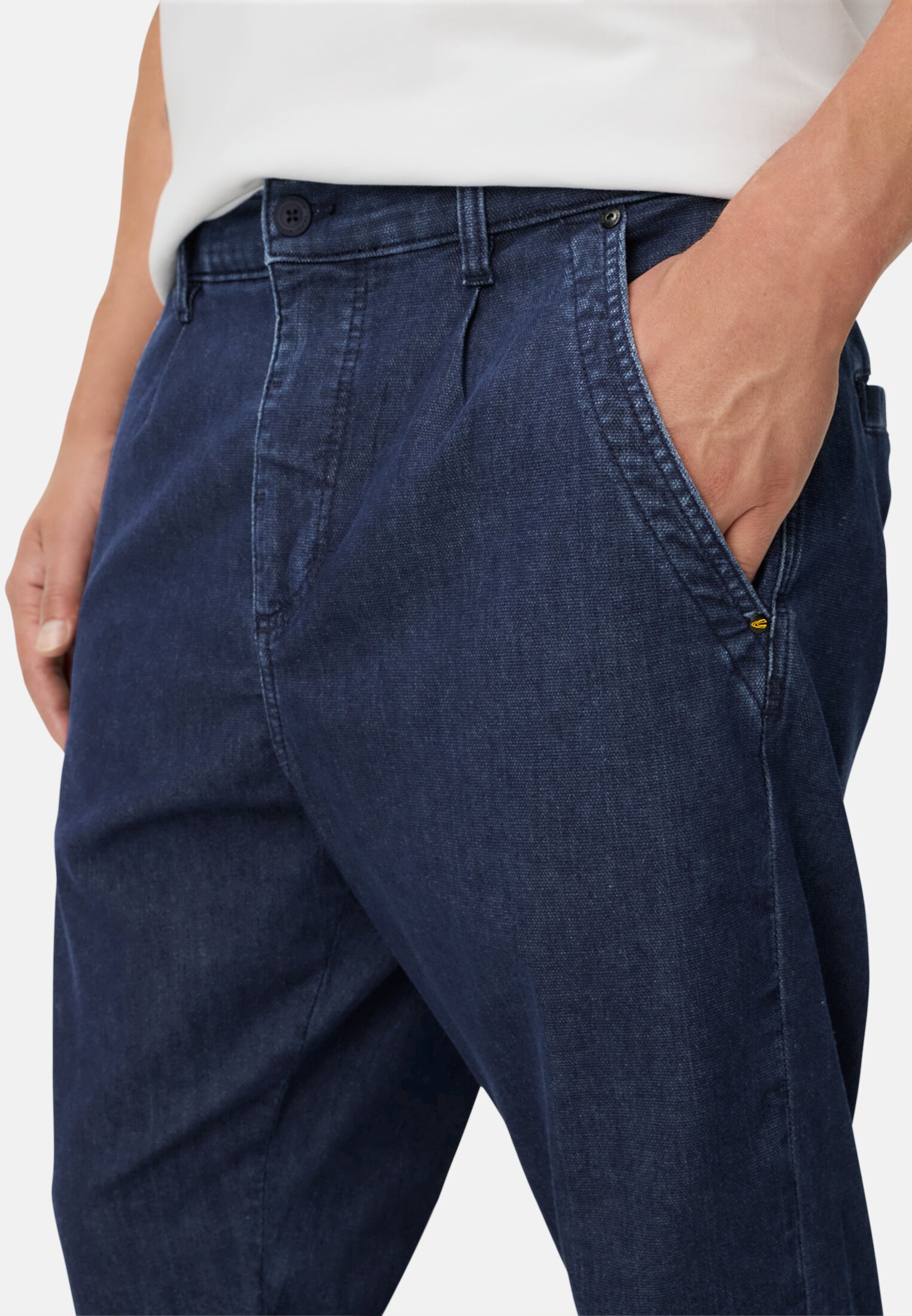 Men Casual relaxed fit chino trousers with 2-way stretch worn detail close