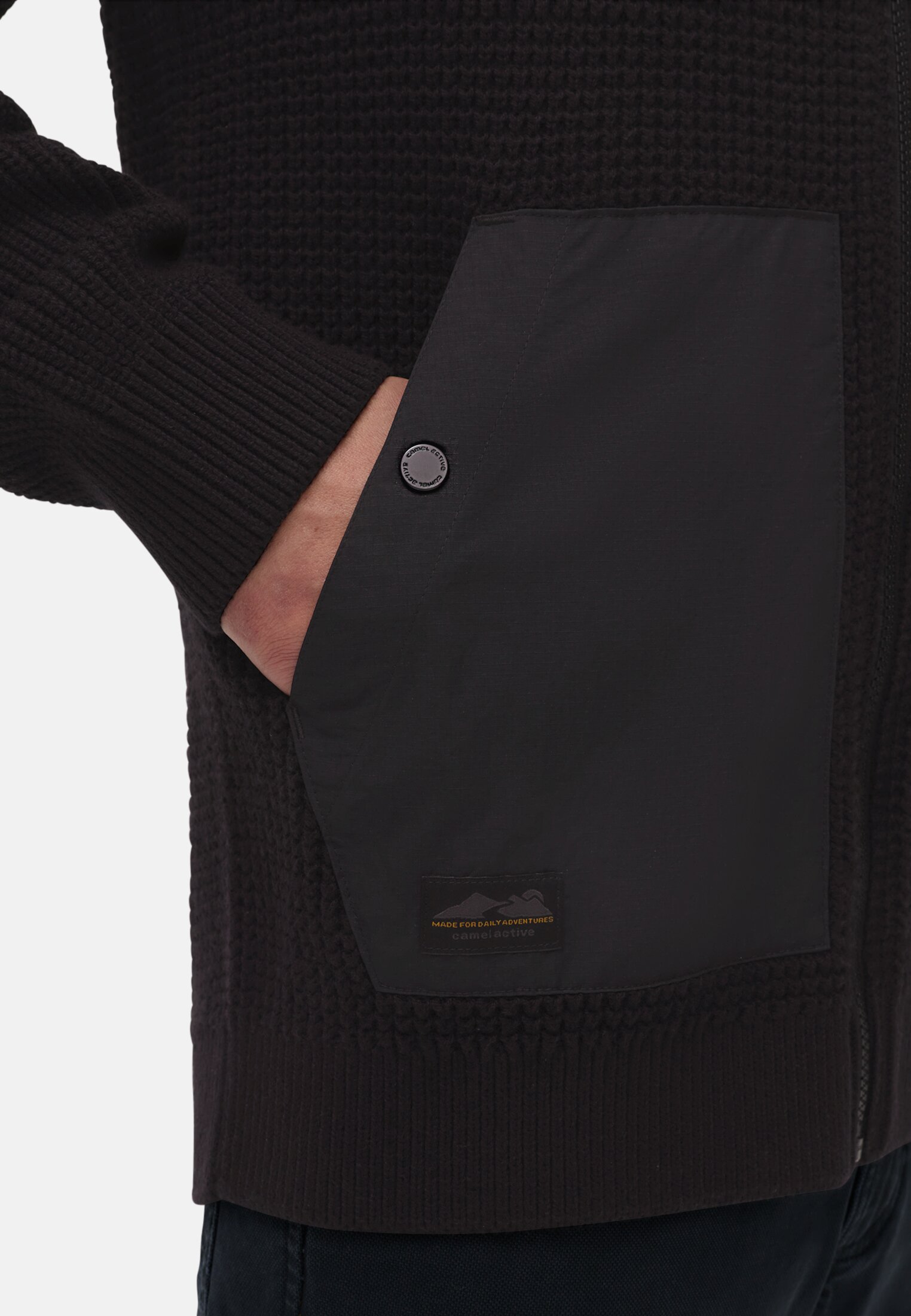 MI_409501-6K22-88_M5-00 Heren Vest met oprolbare capuchon Zwart gedragen detail dichtbij