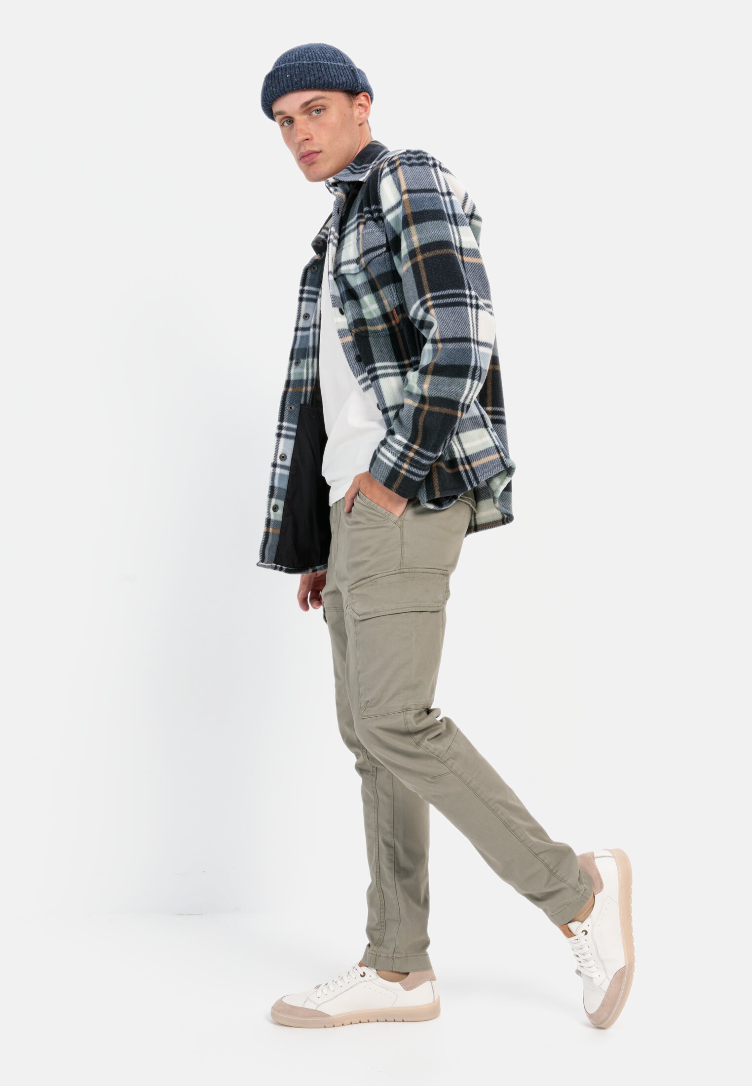 Men Tapered fit cargo pants Khaki worn emotional