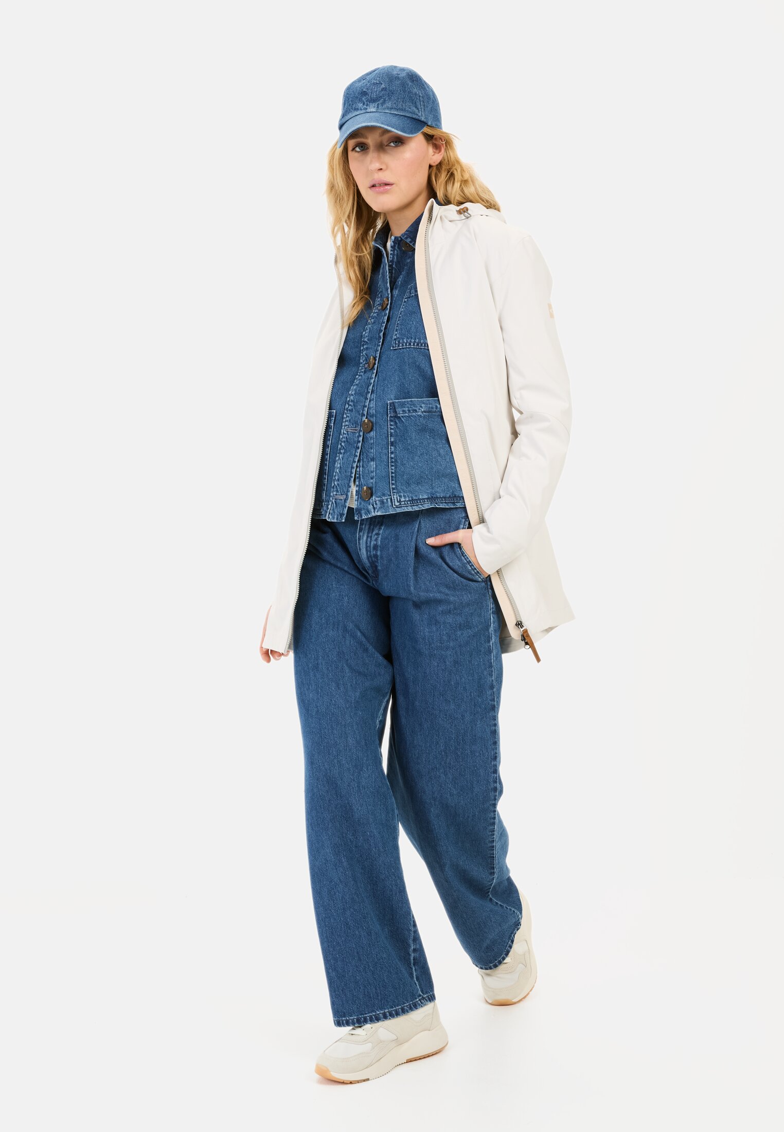 MI_320490-5R25-66_M3-00 Women Softshell jacket made from recycled polyester Pearl white worn front full body