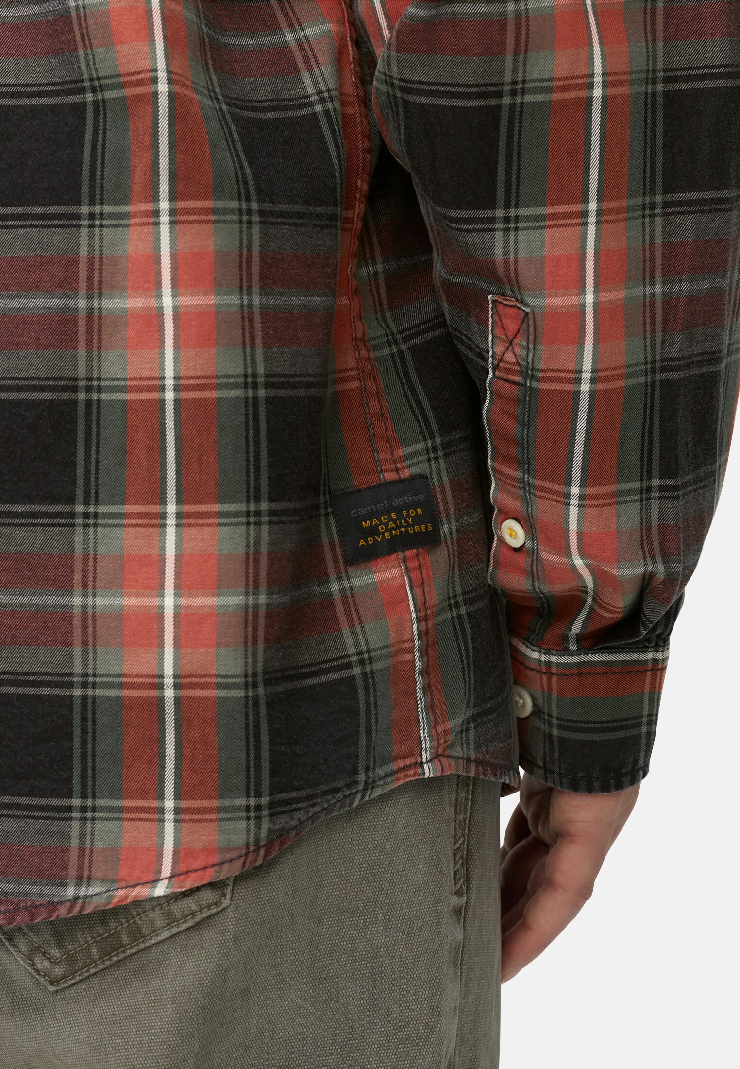 Heren Shirt met lange mouwen en borstzakken Kaneel gedragen detail dichtbij  