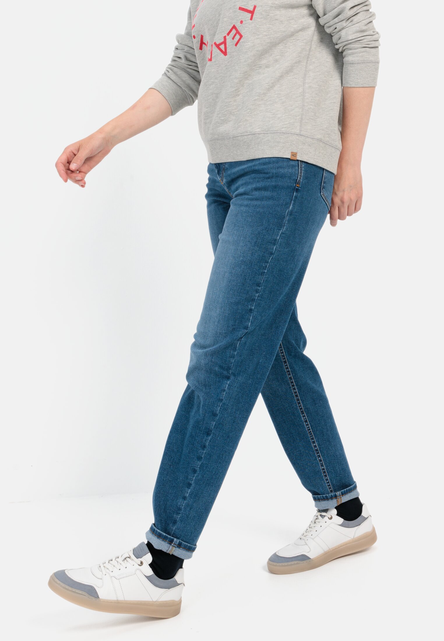Vrouwen Mom Fit 5-Pocket Jeans Donker blauw gedragen emotional