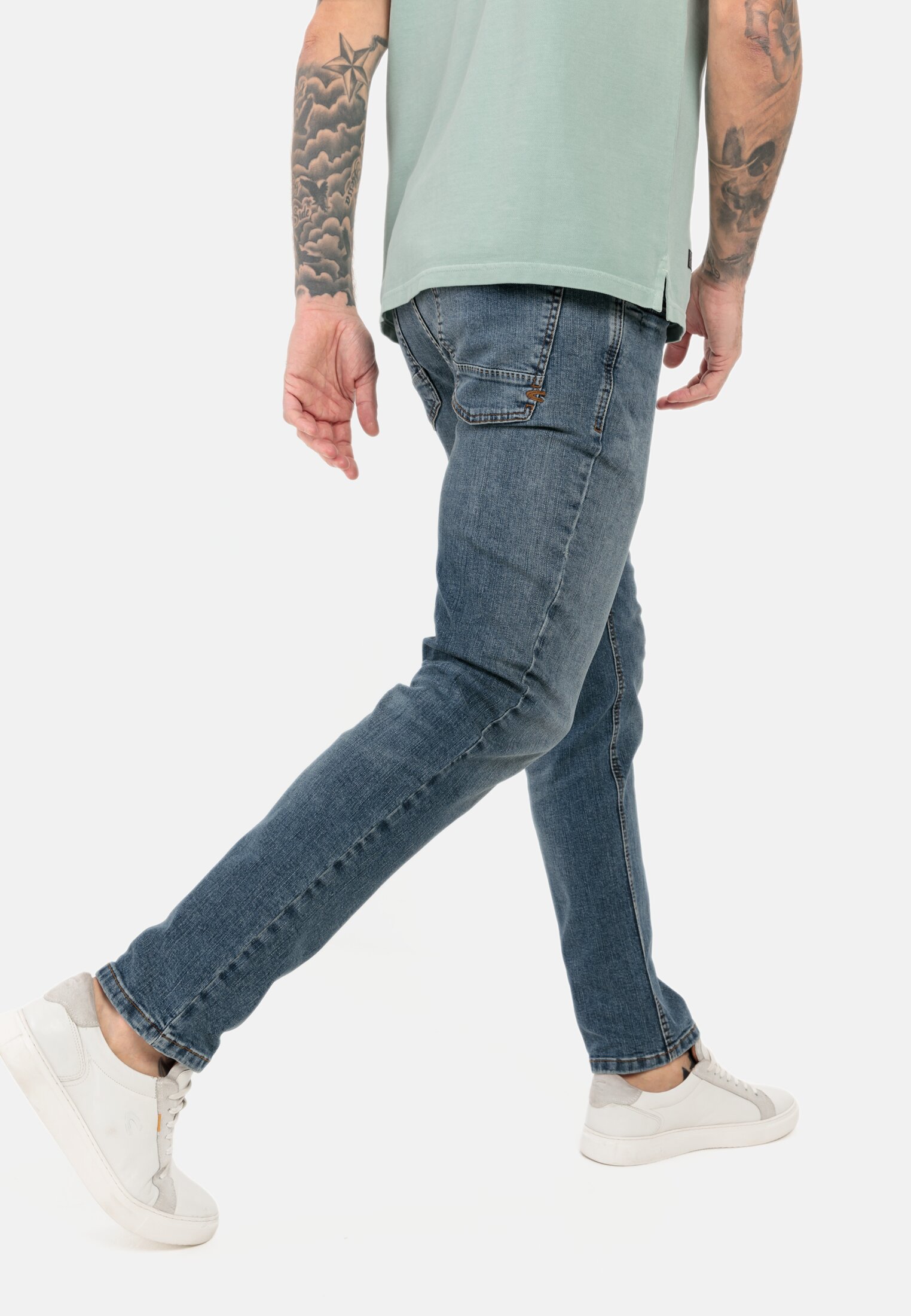 Herren Regular Fit 5-Pocket Jeans aus Baumwolle Hellblau getragen emotional