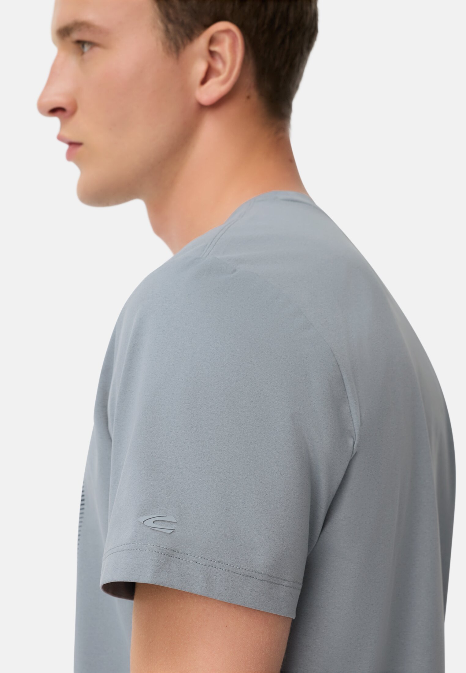 Herren T-Shirt mit Quick Dry Funktion Steinblau getragen detailliert nah