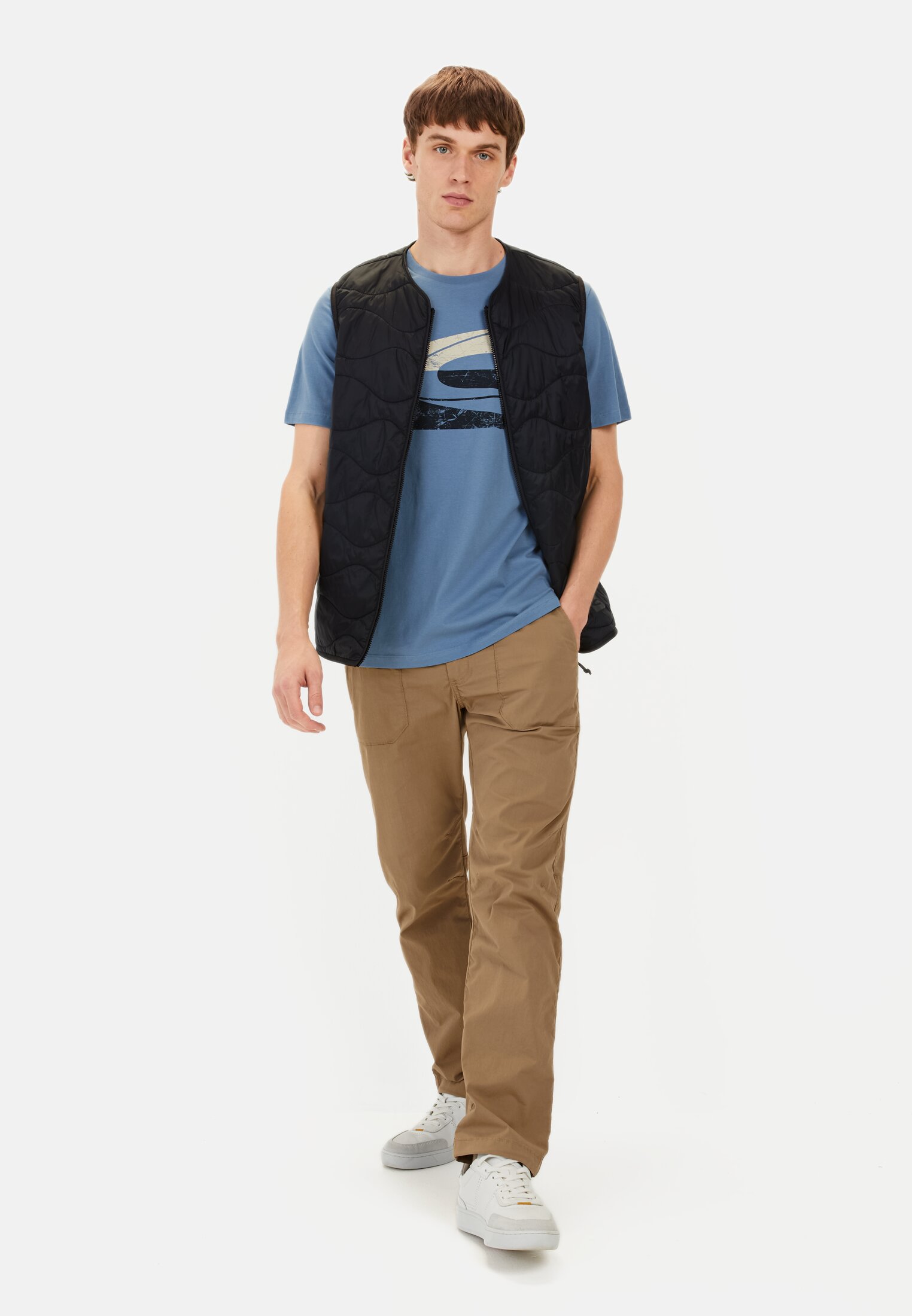 MI_0970F-5T94-40_M3-01 Herren T-Shirt mit Print Elemental Blau getragen vorne Ganzkörper
