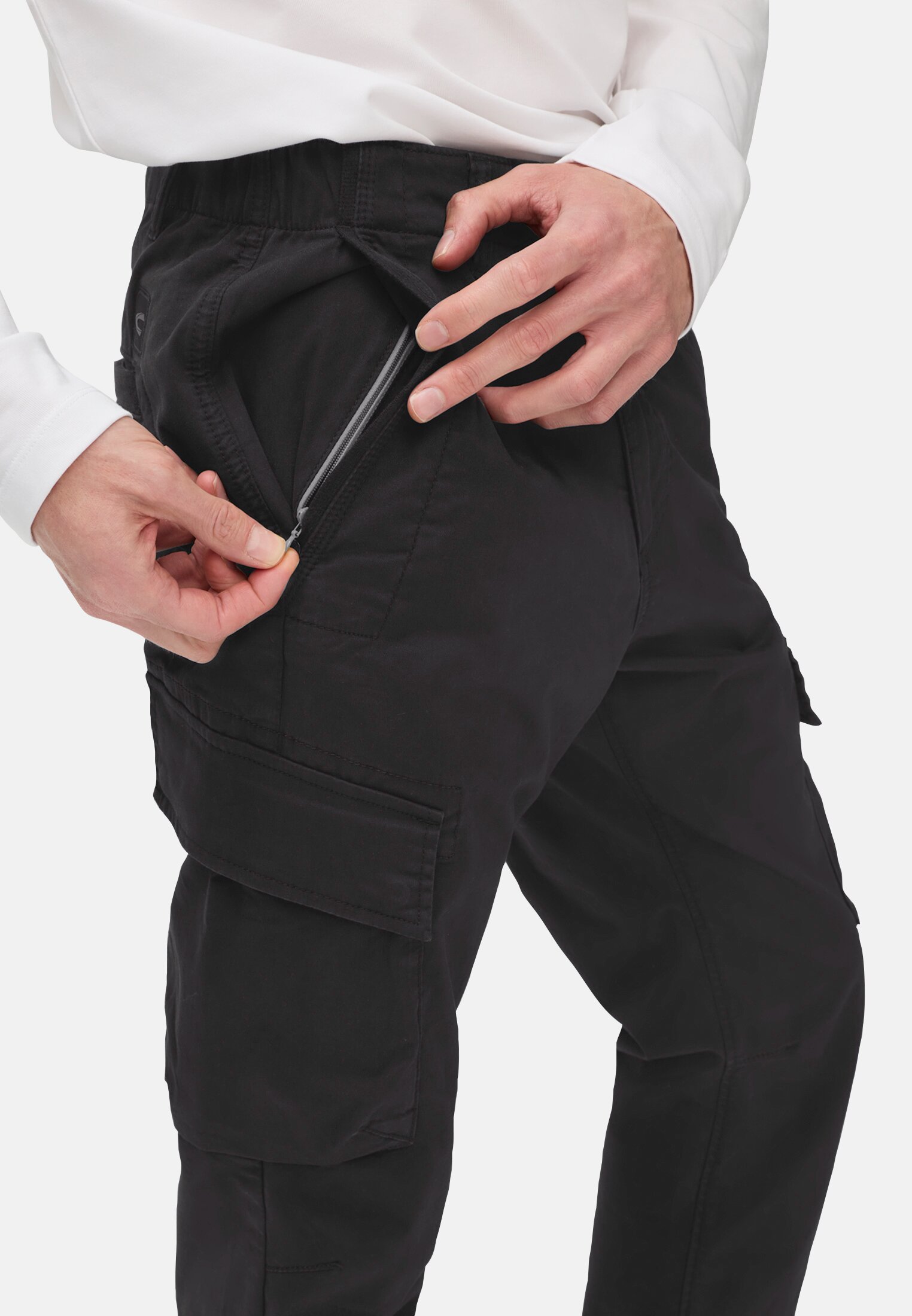 Herren Cargo Regular Fit Hose aus Baumwollmix Schwarz getragen detailliert nah