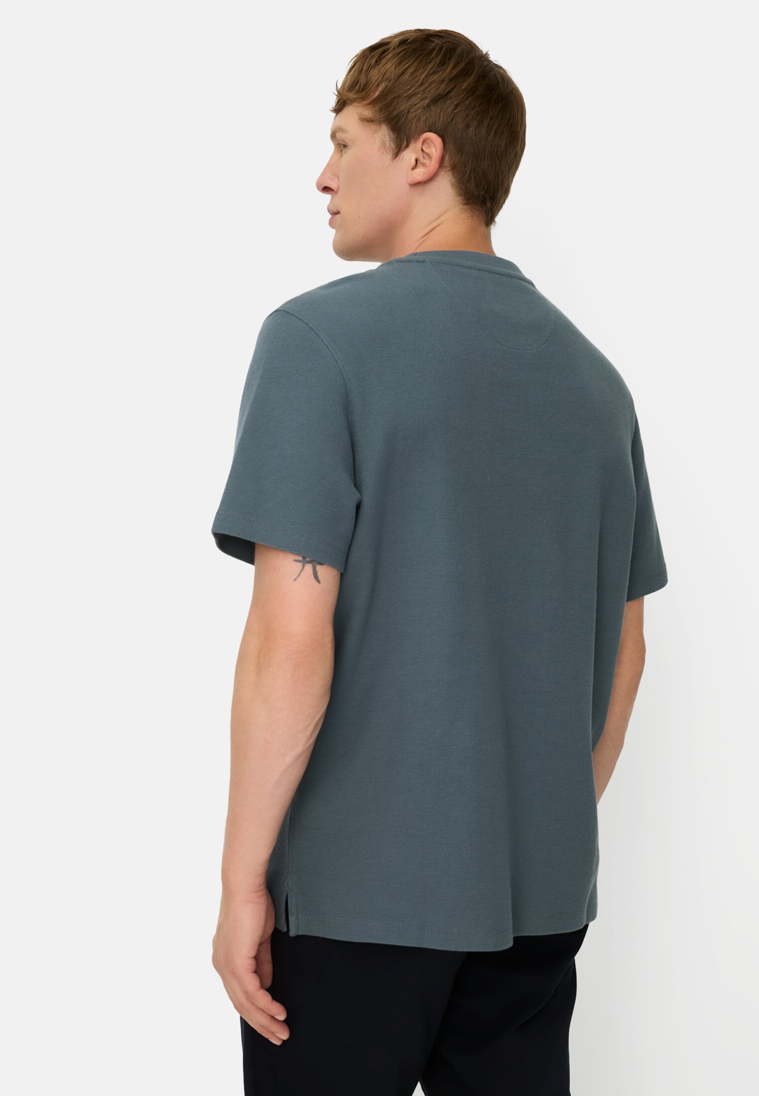 Herren T-Shirt aus Organic Cotton Tintenblau getragen hinten