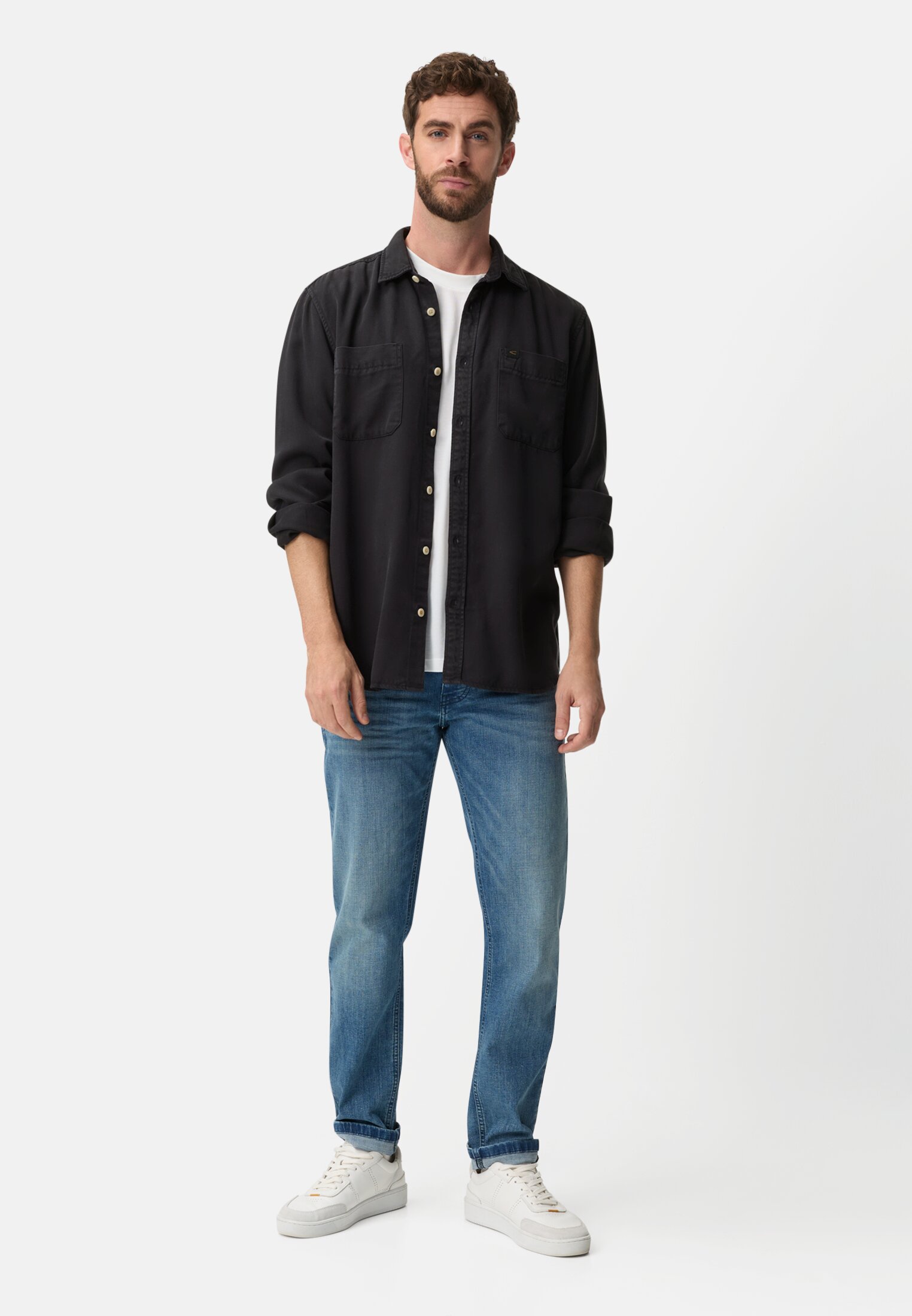 Herren Langarmhemd mit Brusttasche Nachtblau getragen vorne Ganzkörper