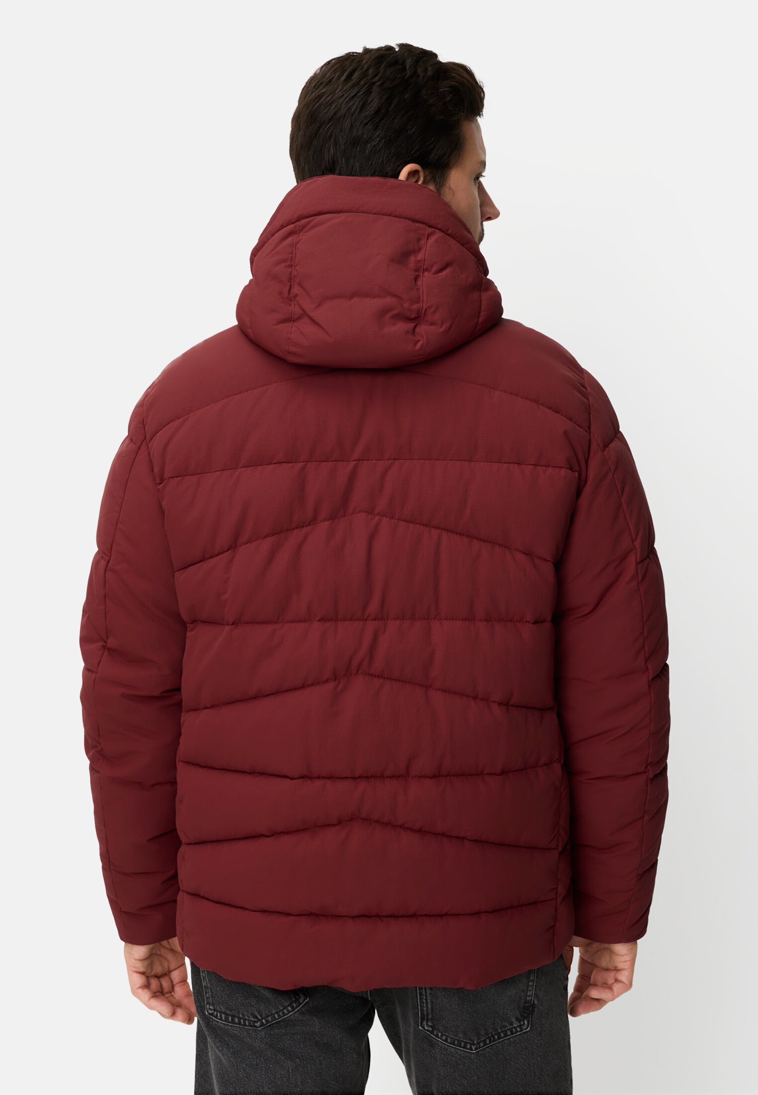 Herren Winterjacke mit abnehmbarer Kapuze Bernsteinrot getragen hinten