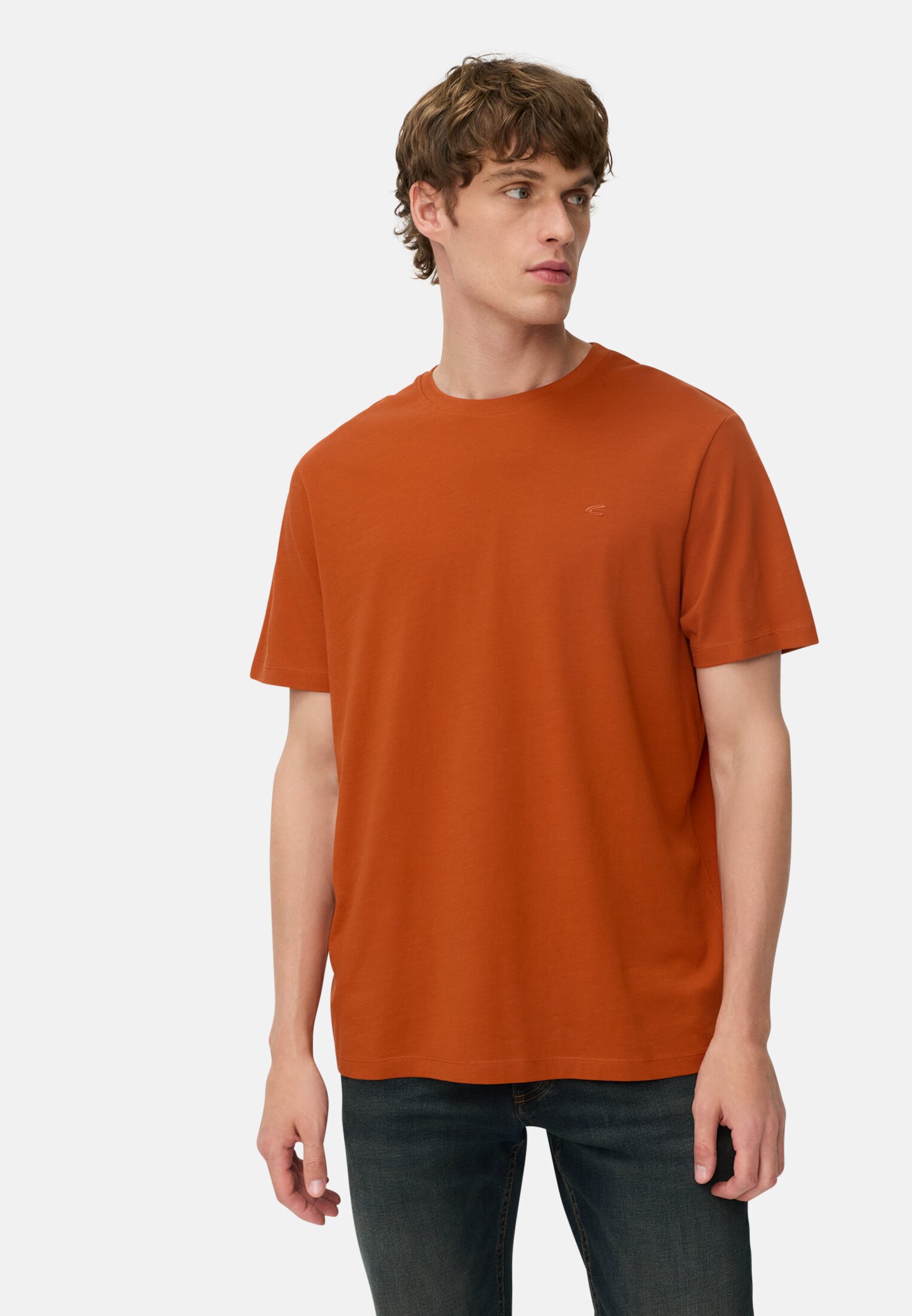 Herren T-Shirt aus reiner Baumwolle Rot getragen vorn