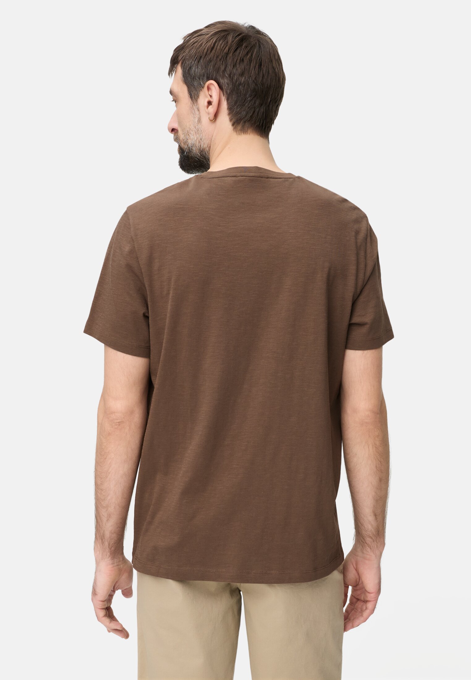 Men T-shirt made of pure cotton Mud Brown worn back