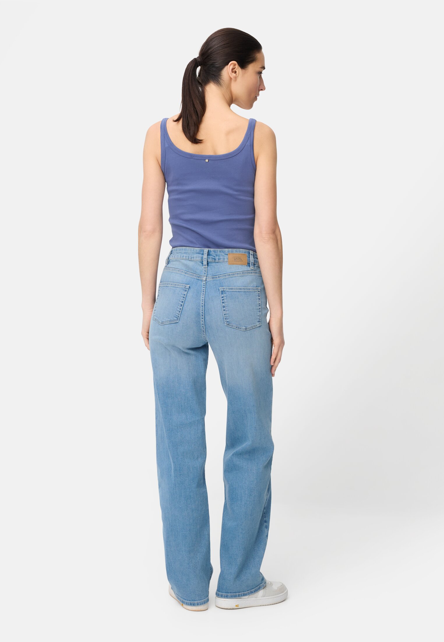 Damen 5-Pocket Jeans mit weitem Bein Hellblau getragen hinten
