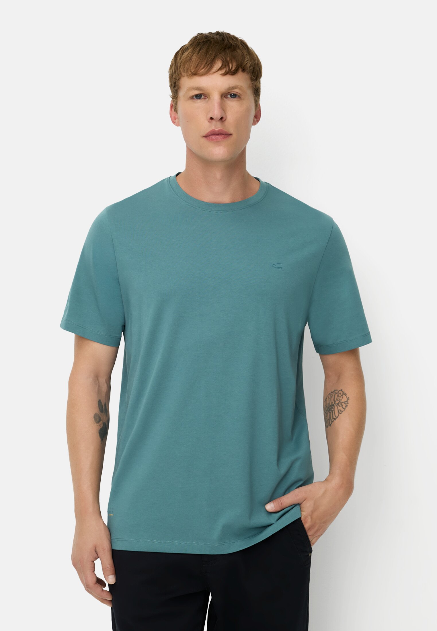 Herren fleXXXactive© T-Shirt mit 4-Wege-Stretch Gezeitenblau getragen vorn