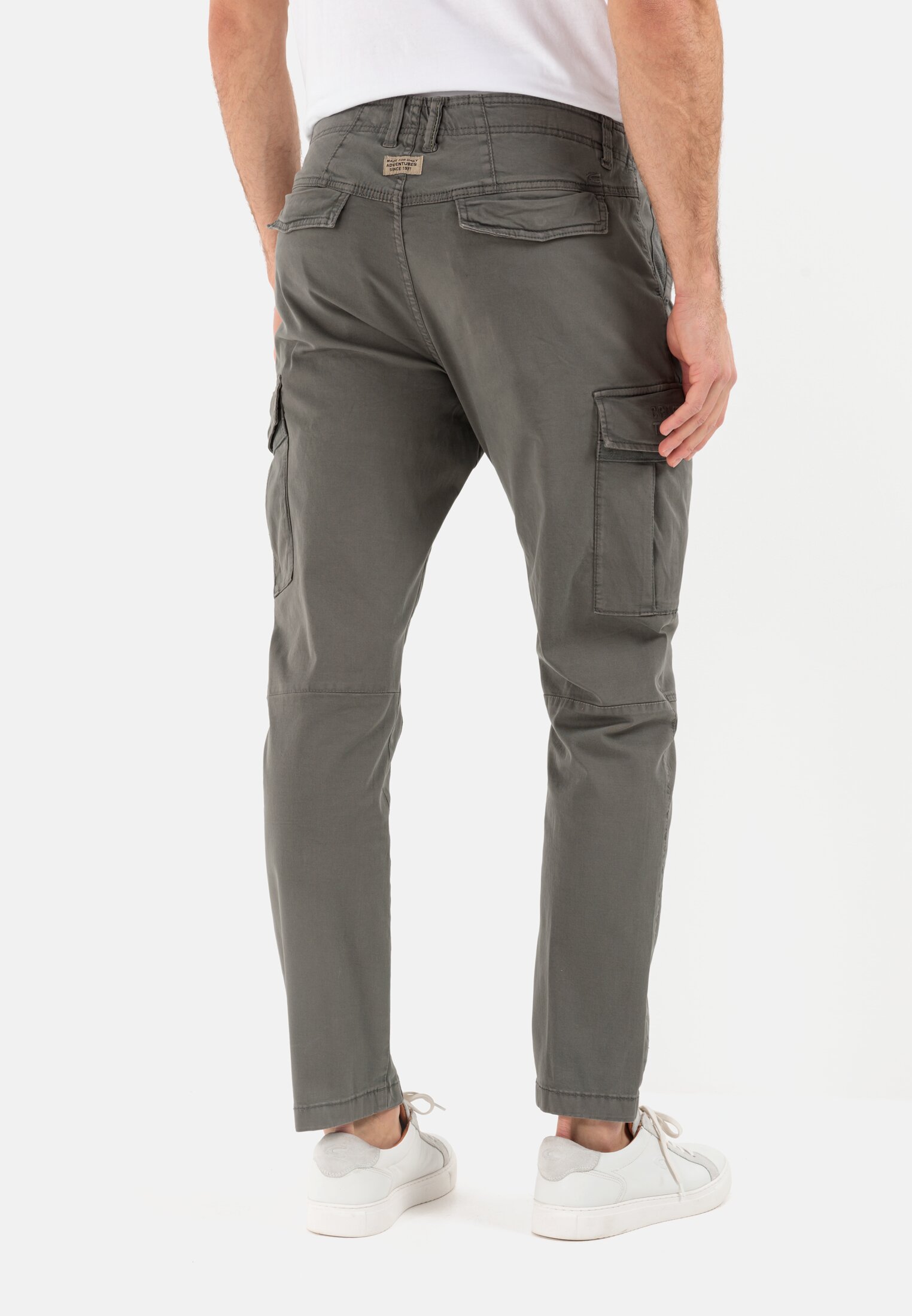 Herren Tapered Fit Cargo Hose Dunkelgrau getragen hinten
