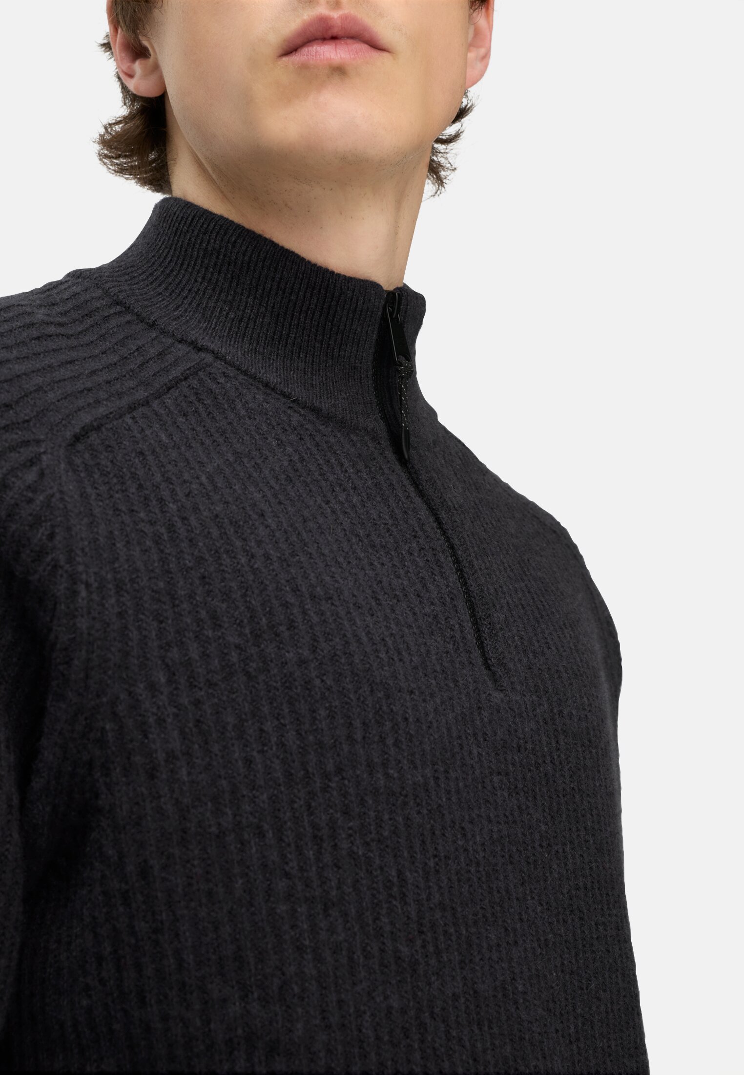 Men Knitted troyer made of pure wool Navy blue worn detail close