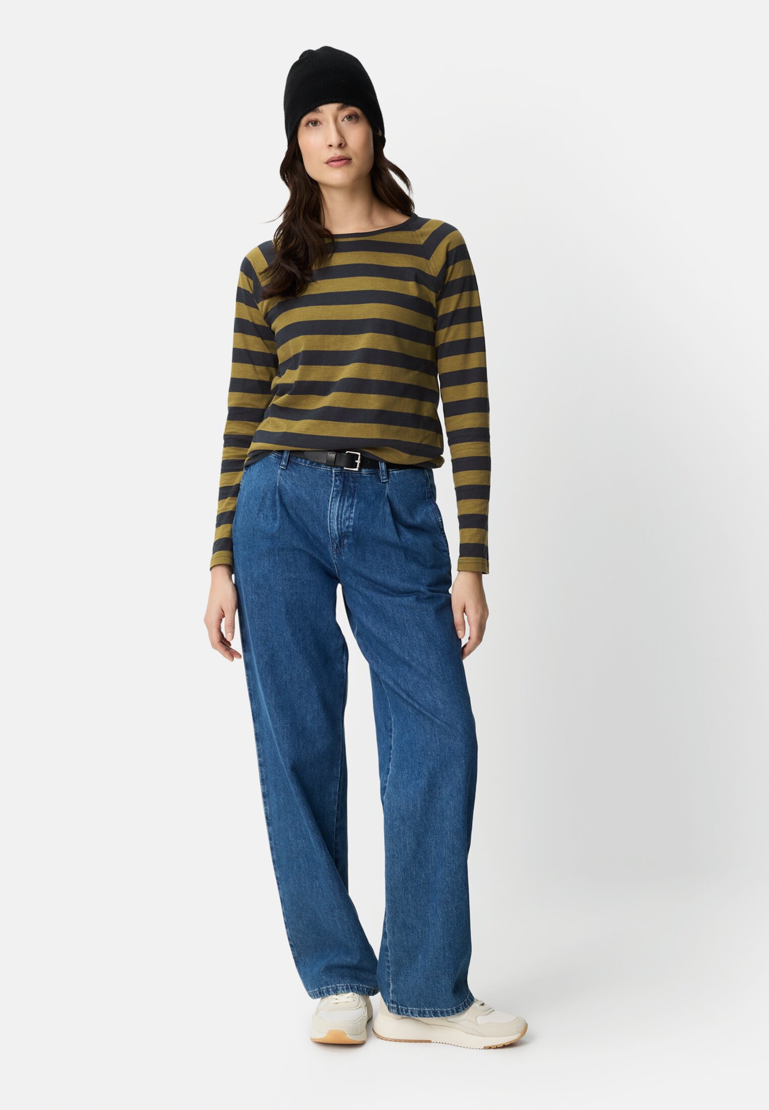 Damen Gestreiftes Langarmshirt mit Raglanärmeln Oliv getragen vorne Ganzkörper