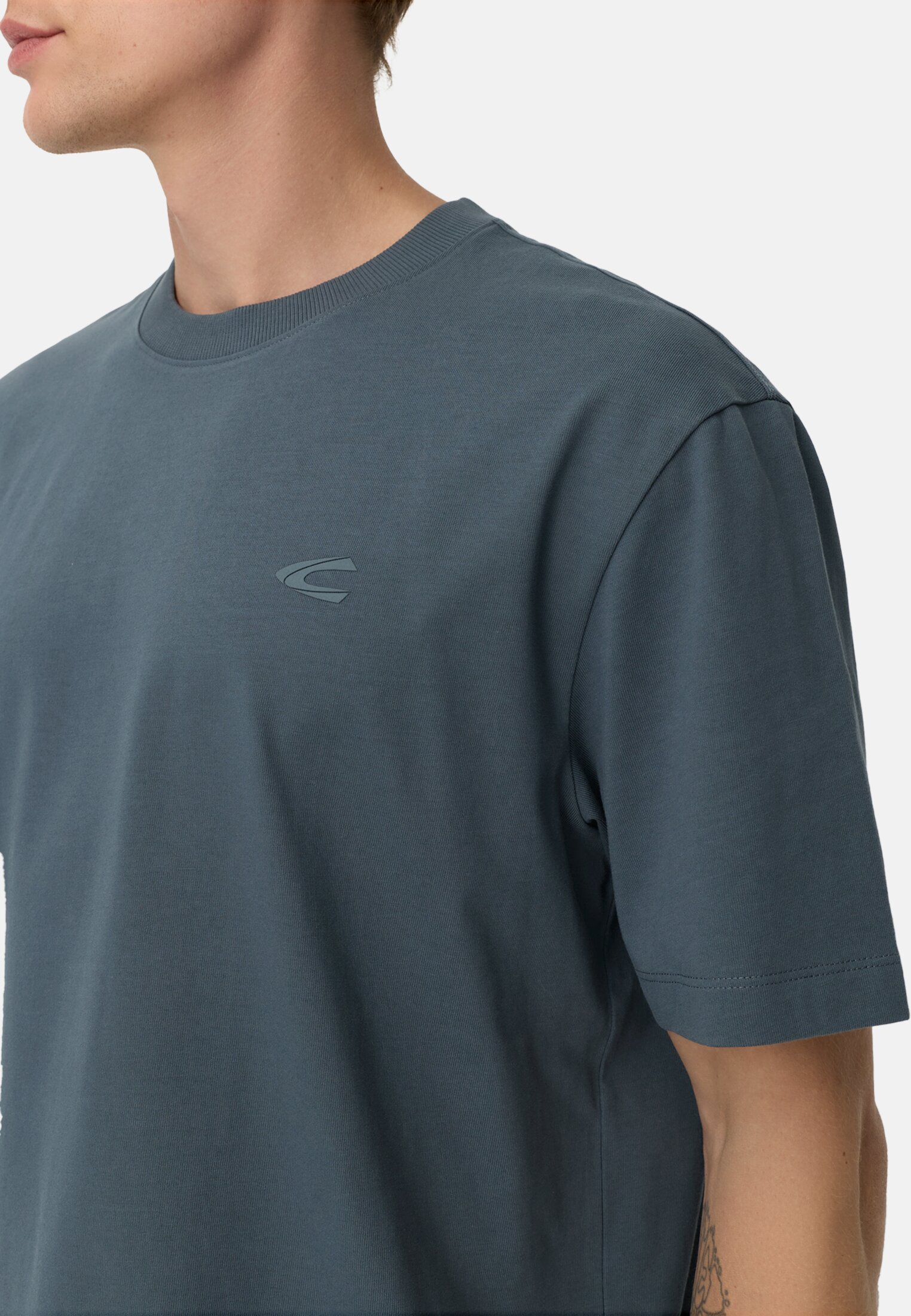 Men T-shirt with back print in relaxed fit Tinted Blue worn detail close