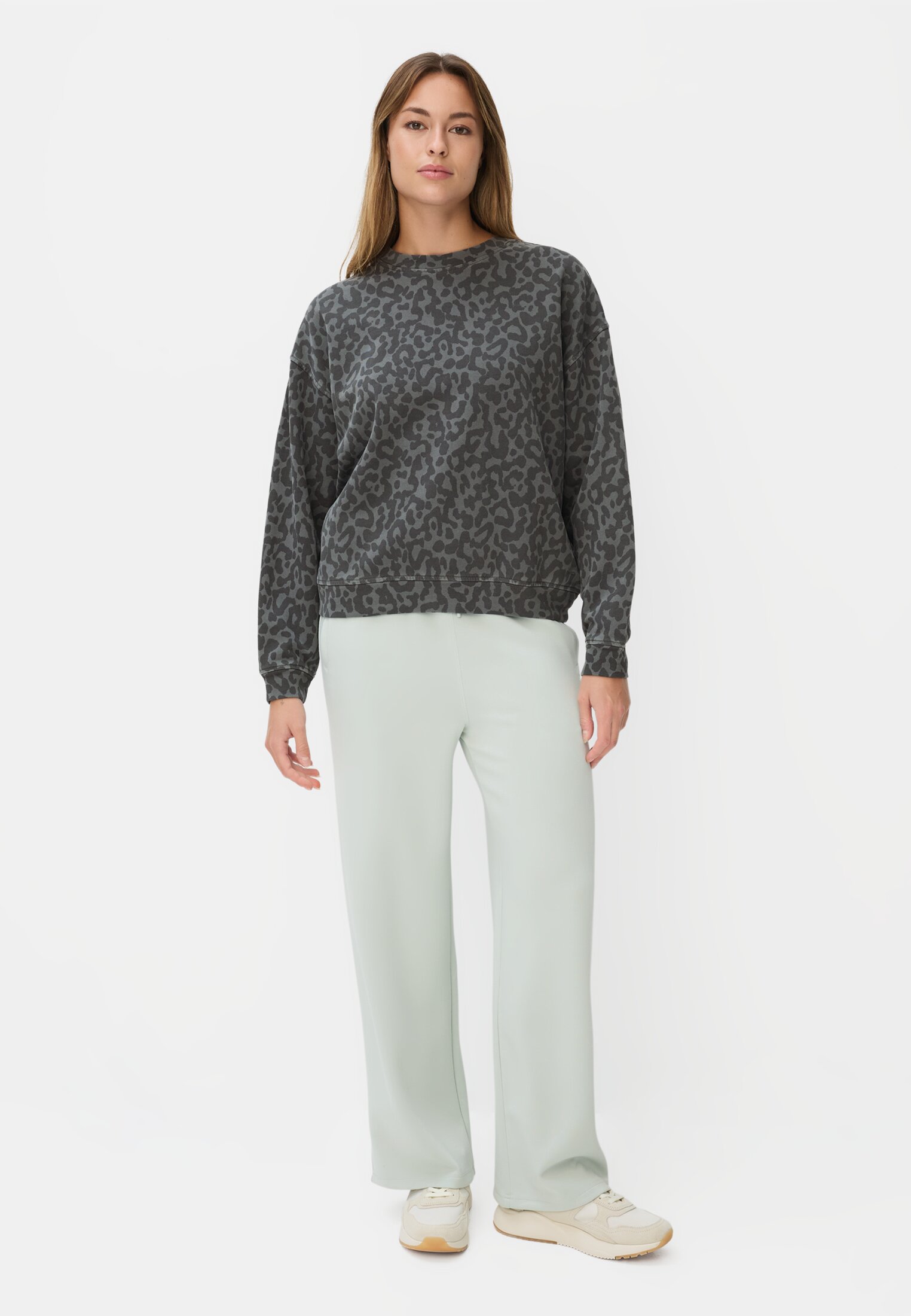 Damen Oversize-Sweatshirt aus 100% Baumwolle Dunkelgrau getragen vorne Ganzkörper