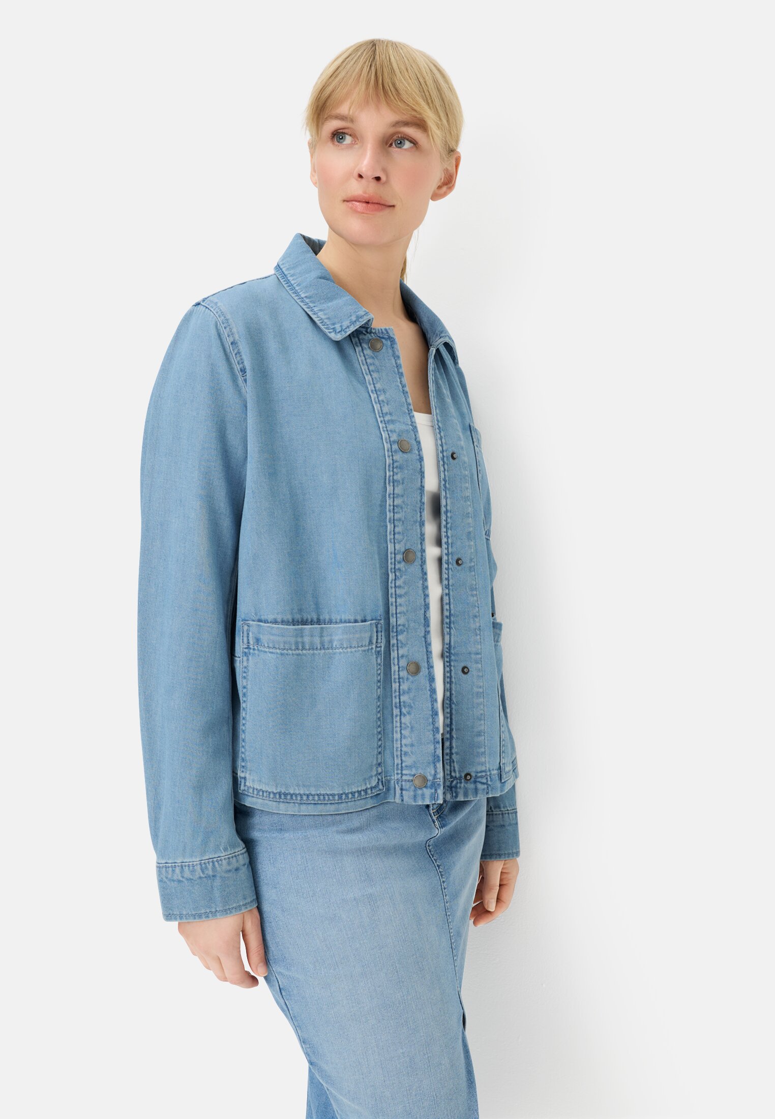 Damen Jeansblazer mit Knopfleiste Hellblau getragen emotional