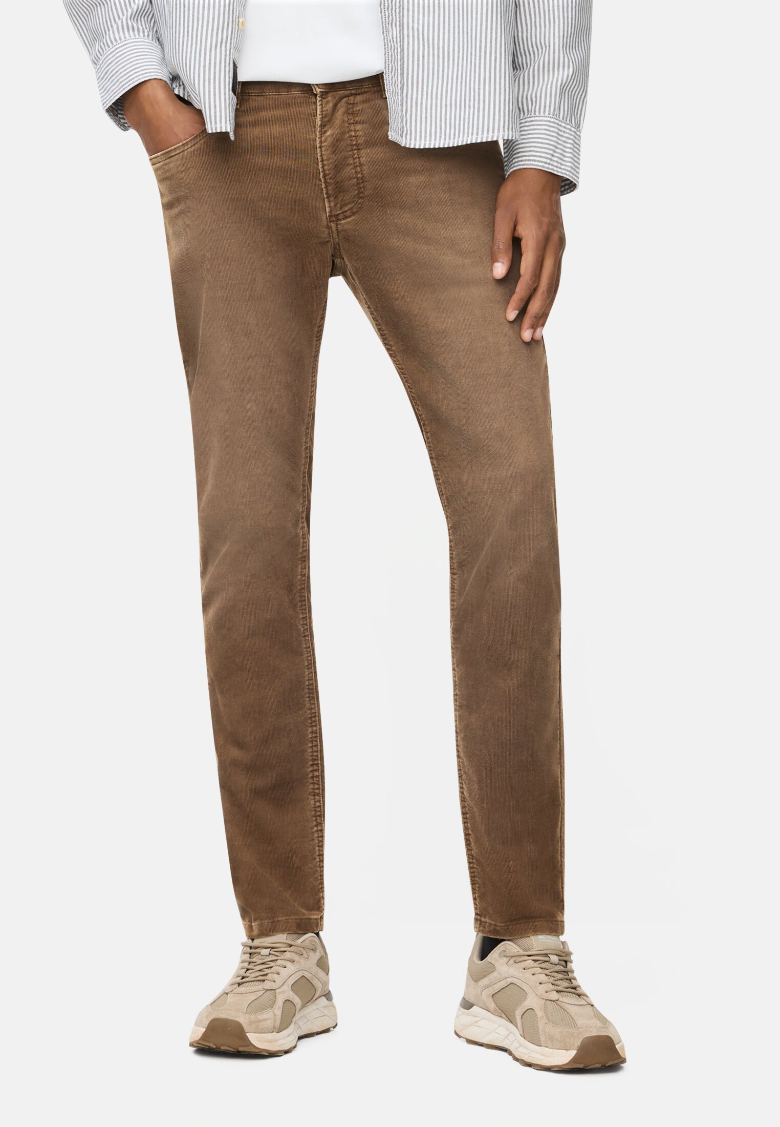 Herren Slim Fit 5-Pocket Hose Sepiabraun getragen vorn