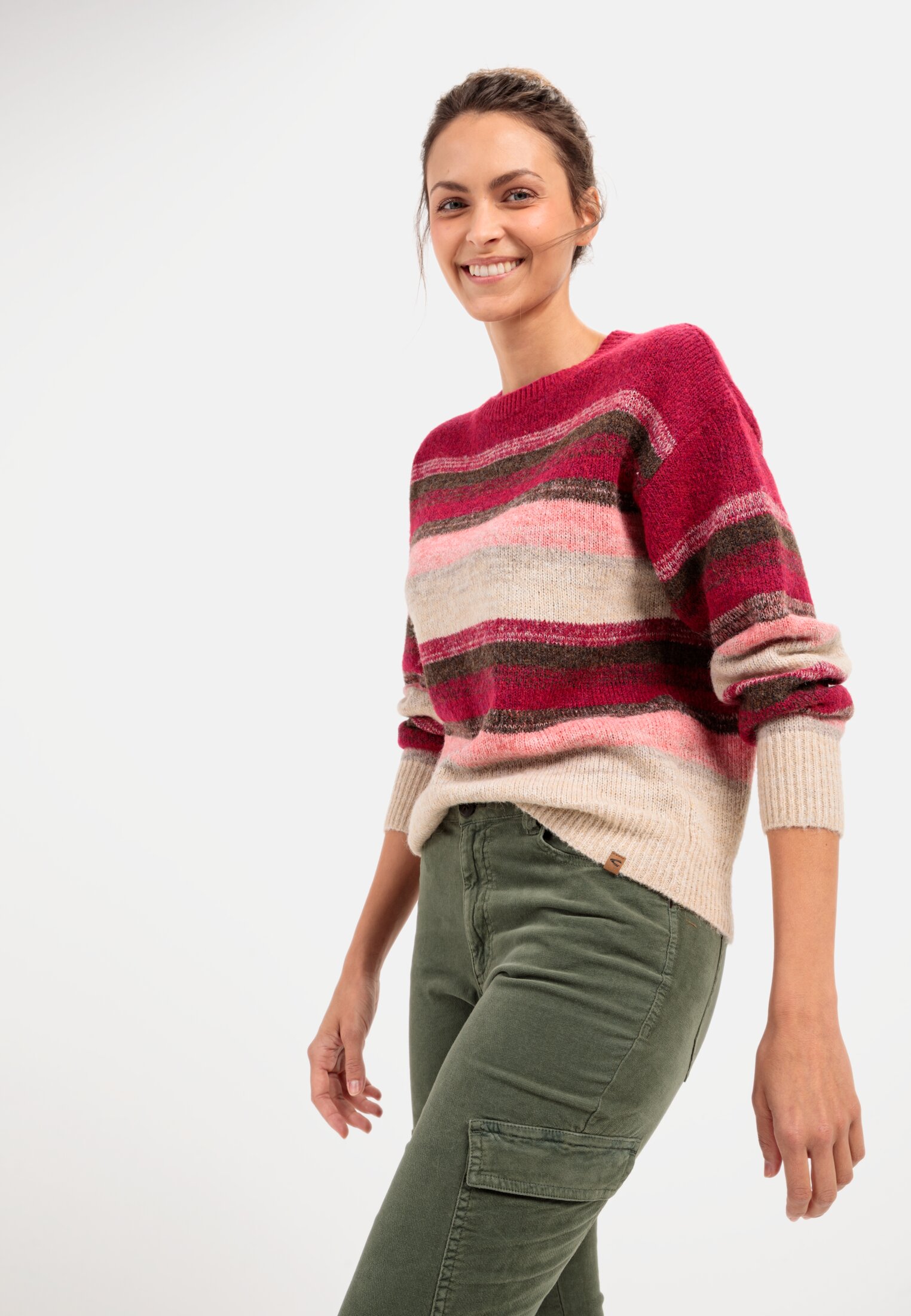 Damen Strickpullover aus recyceltem Materialmix Mehrfarbig getragen emotional