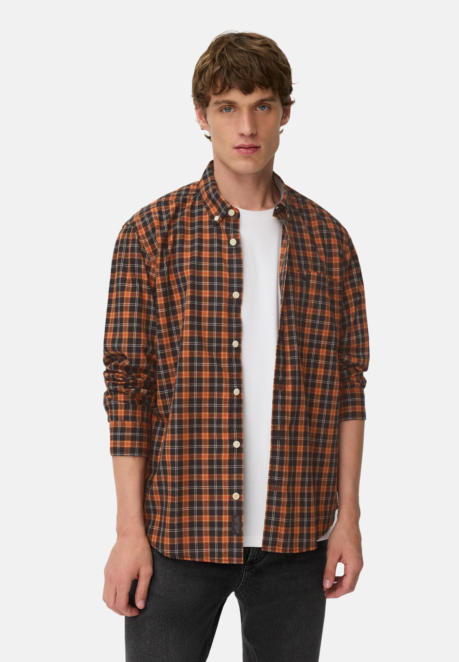 Herren Langarm Shirt aus reiner Baumwolle mit Button-Down-Kragen Zimt getragen vorn