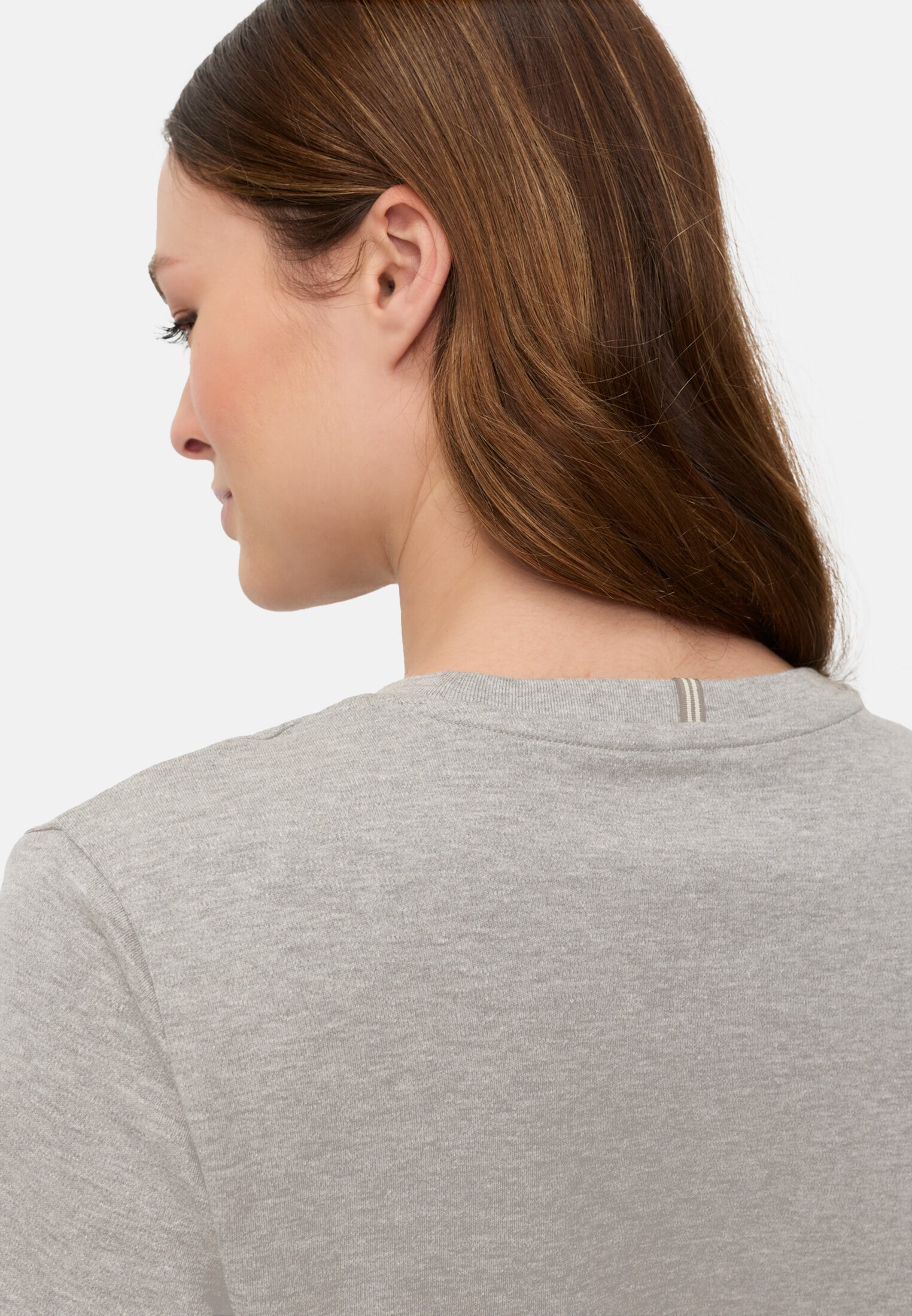 Vrouwen Basic Shirt gemaakt van Organic Cotton Grau gedragen detail dichtbij  