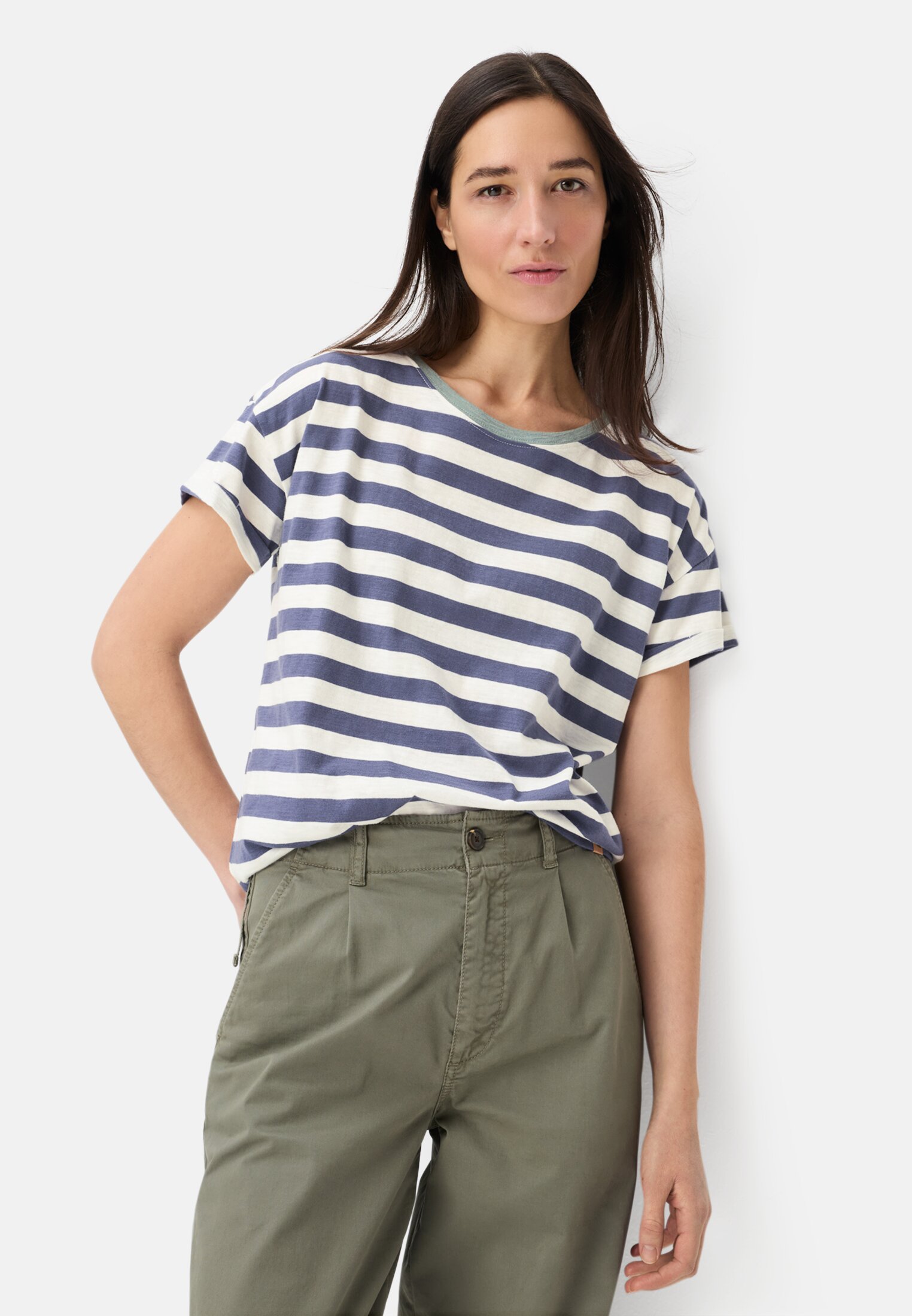 Damen T-Shirt aus reiner Baumwolle Ozeanblau getragen emotional