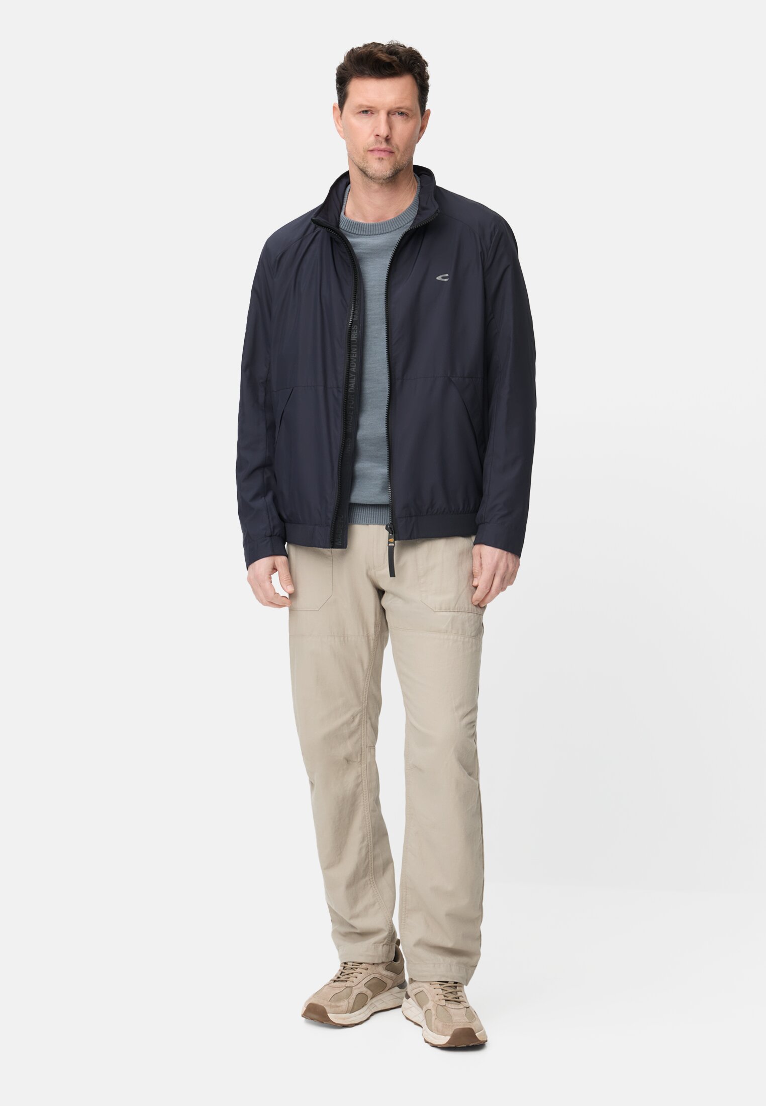 Herren Chinohose mit Tunnelzug Beige getragen vorne Ganzkörper