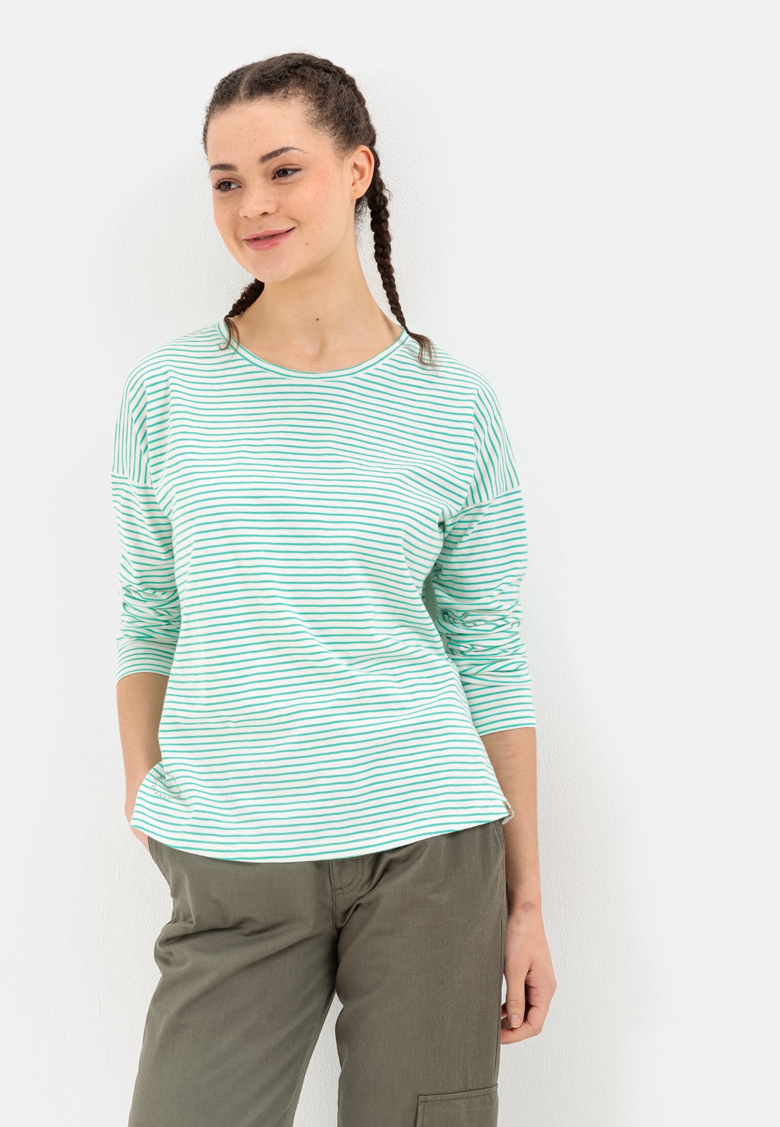 Damen Langarmshirt aus Organic Cotton Grün getragen emotional