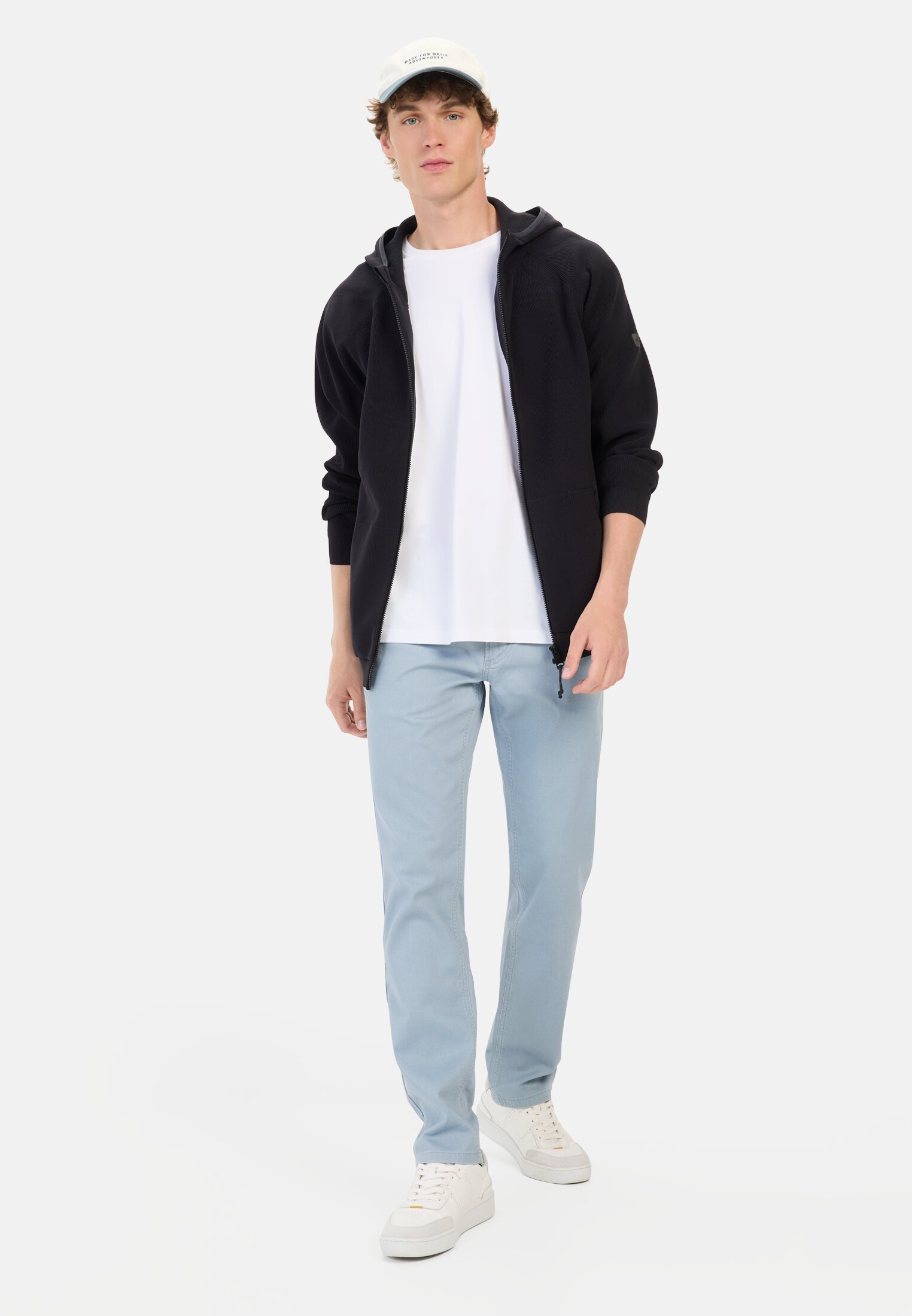 Herren Regular Fit 5-Pocket Hose Hellblau getragen vorne Ganzkörper