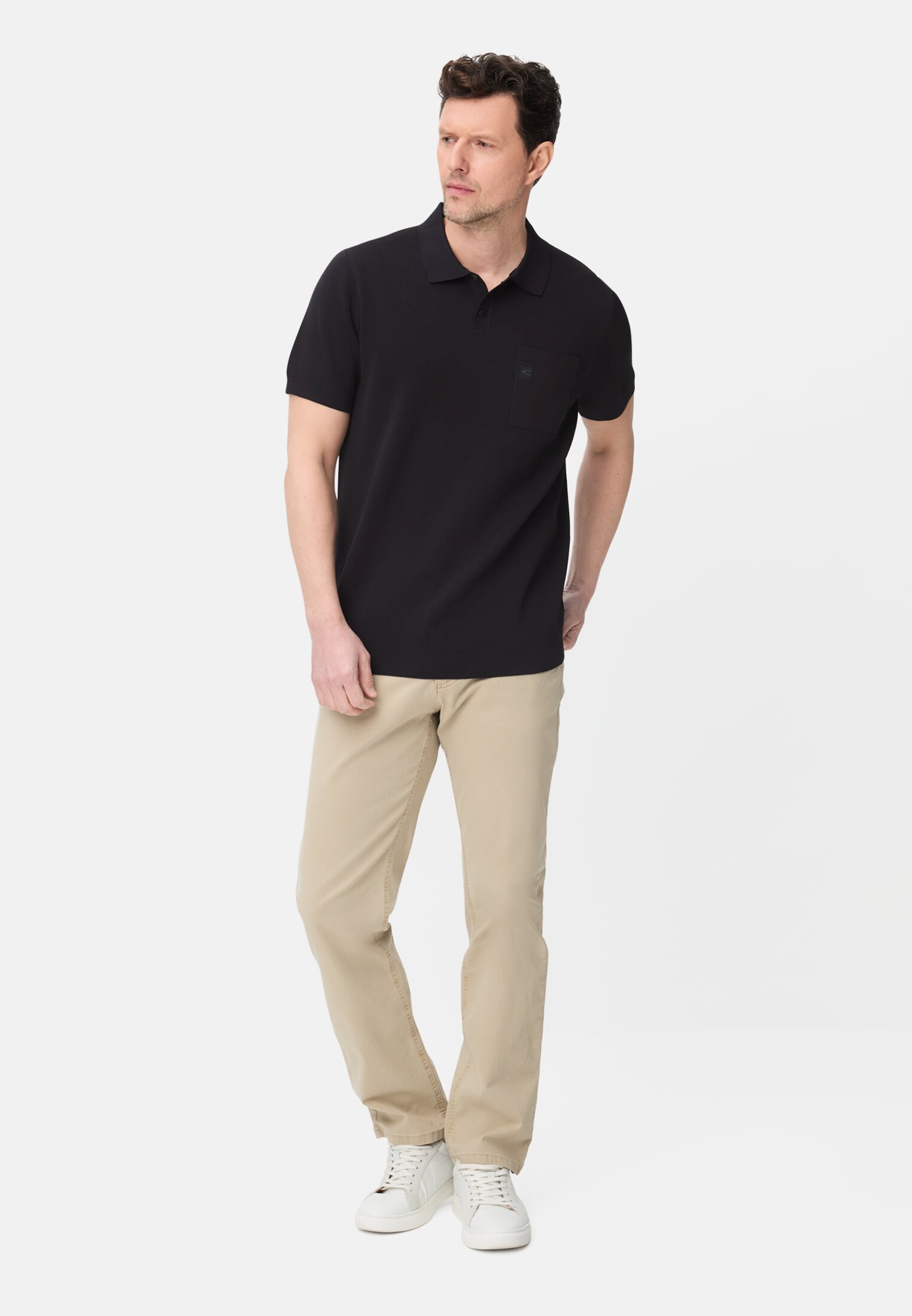 Herren fleXXXactive® Poloshirt aus schnelltrocknendem Material Dunkelblau getragen vorne Ganzkörper
