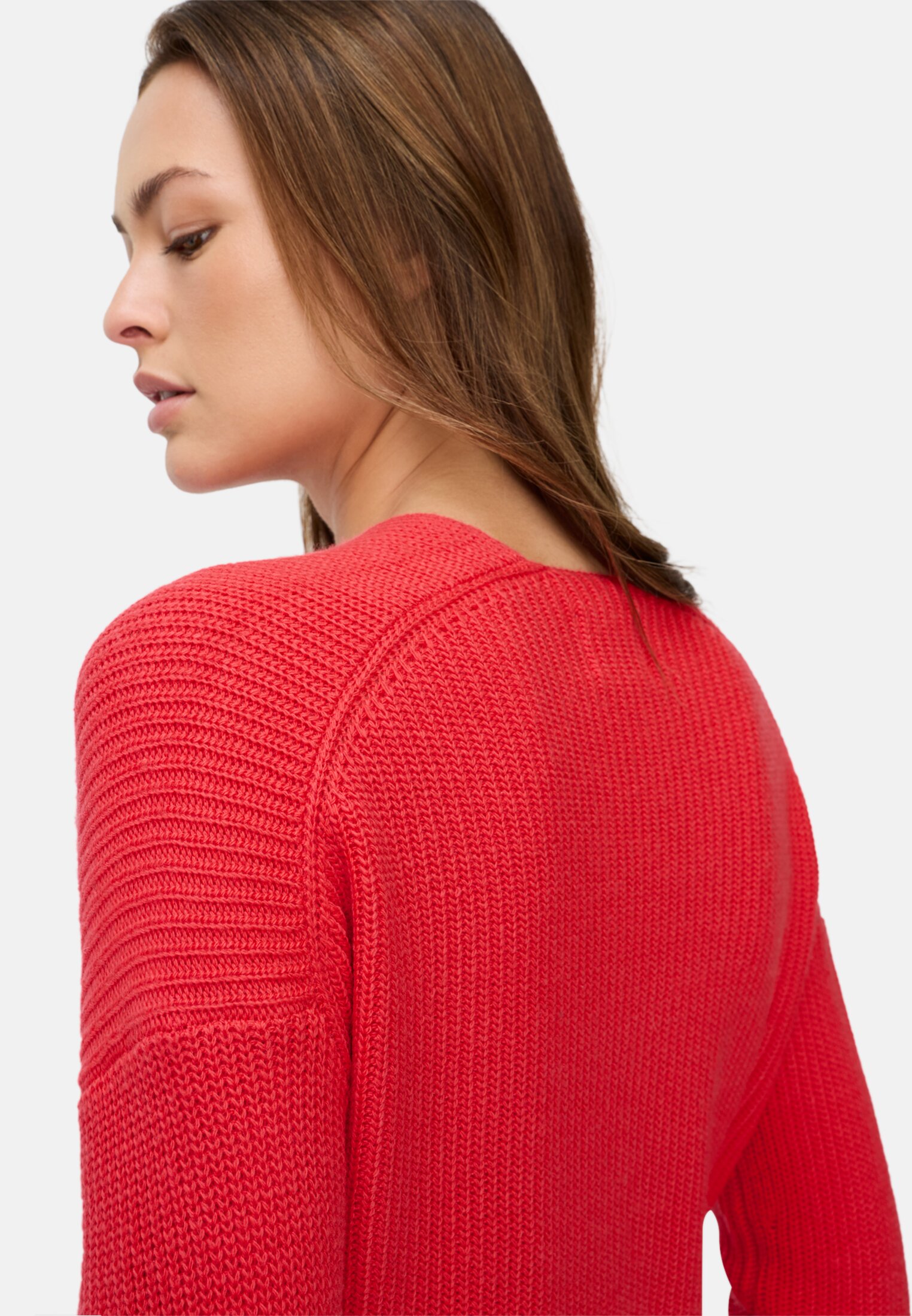 Damen Strickpullover mit V-Ausschnitt Flammenrot getragen detailliert nah